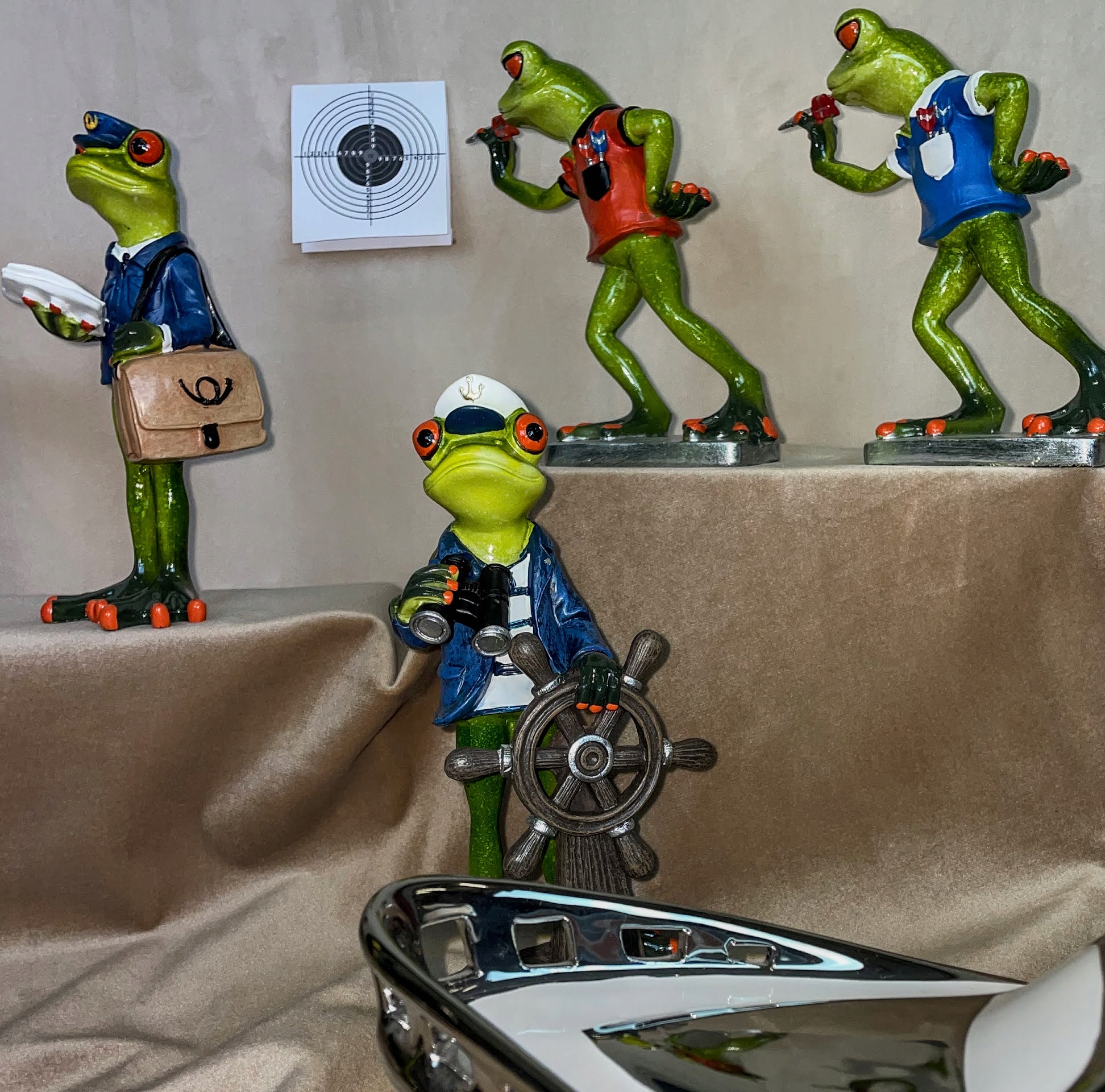 FIGURKA ŻABA ŻEGLARZ STERNIK Wysokość produktu 18.5 cm