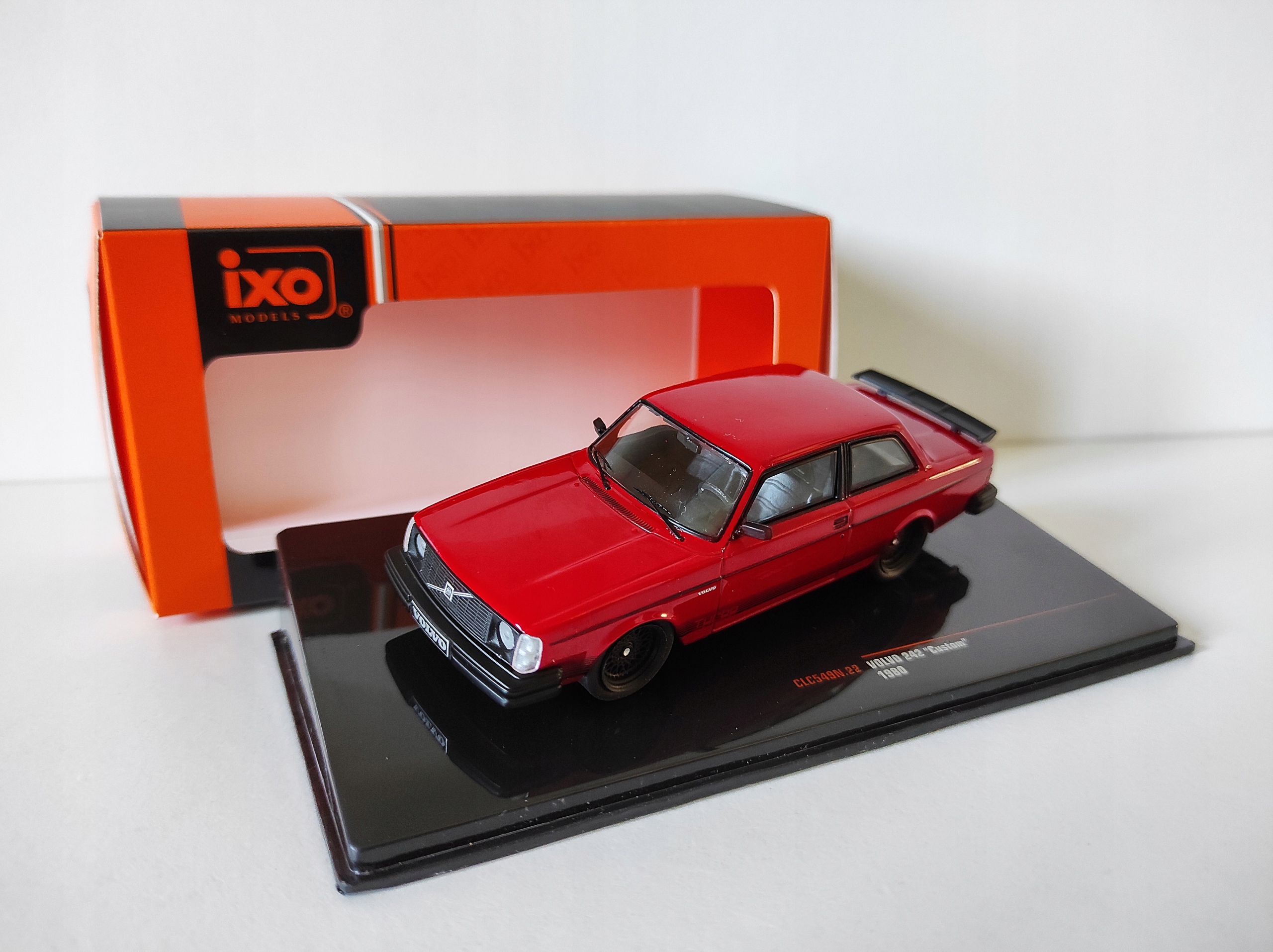 Volvo 242 Custom 1980 Červené Ixo 1:43