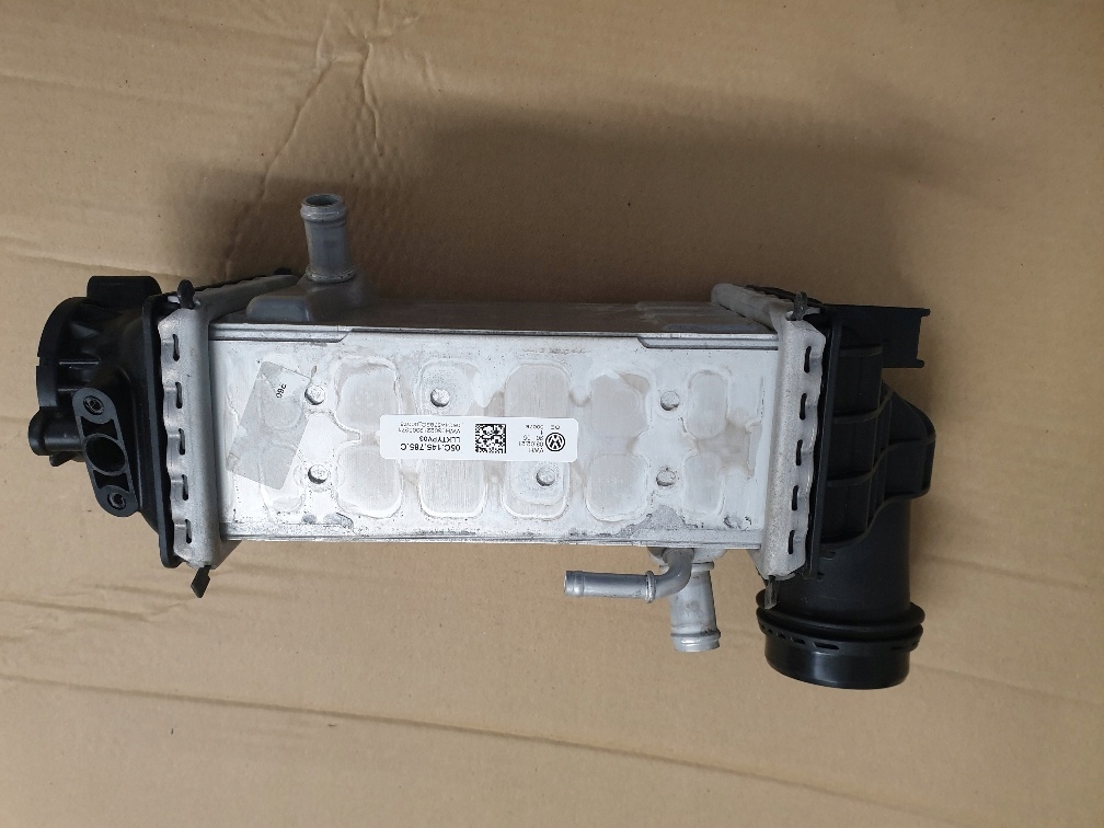 радиатор охлаждения интеркулер 05C145785C Audi vw