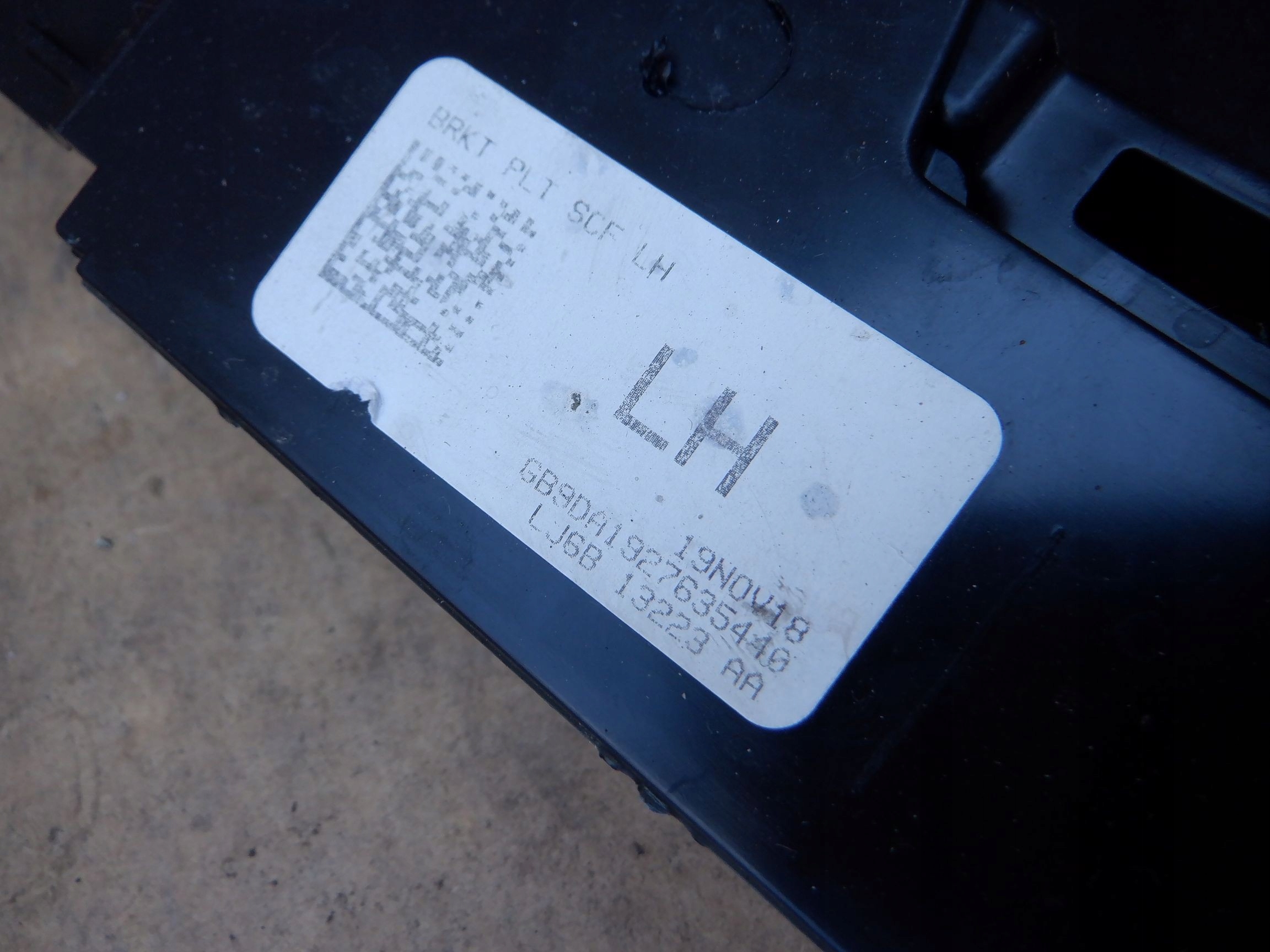 LJ6B-13271-AA - КРЕПЛЕНИЕ БОКОВОЙ ЮБКИ FORD ESCAPE MK4 США