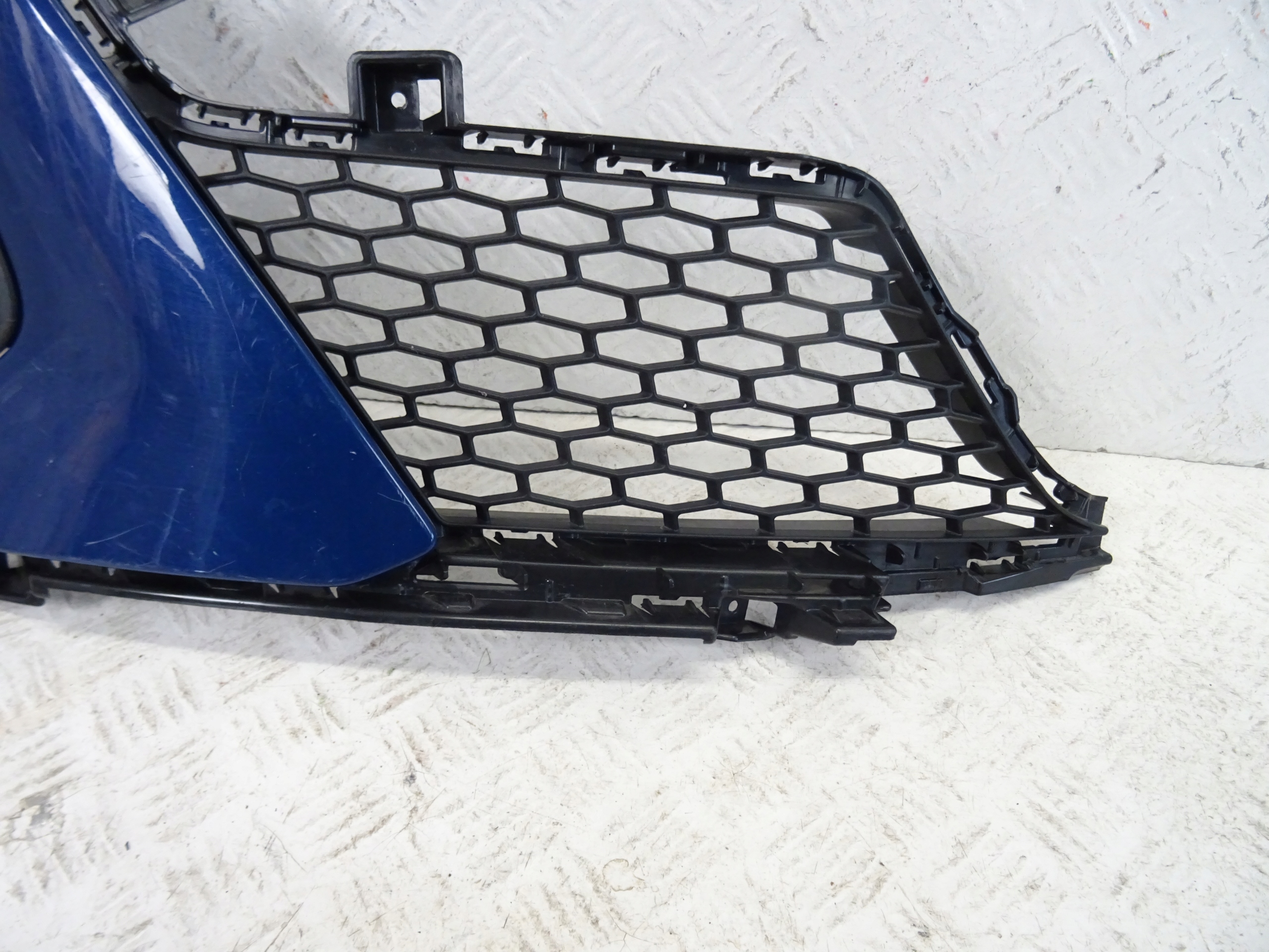 grid of a bumper front front right AUDI E-TRON GT LIFT 4J3807682B