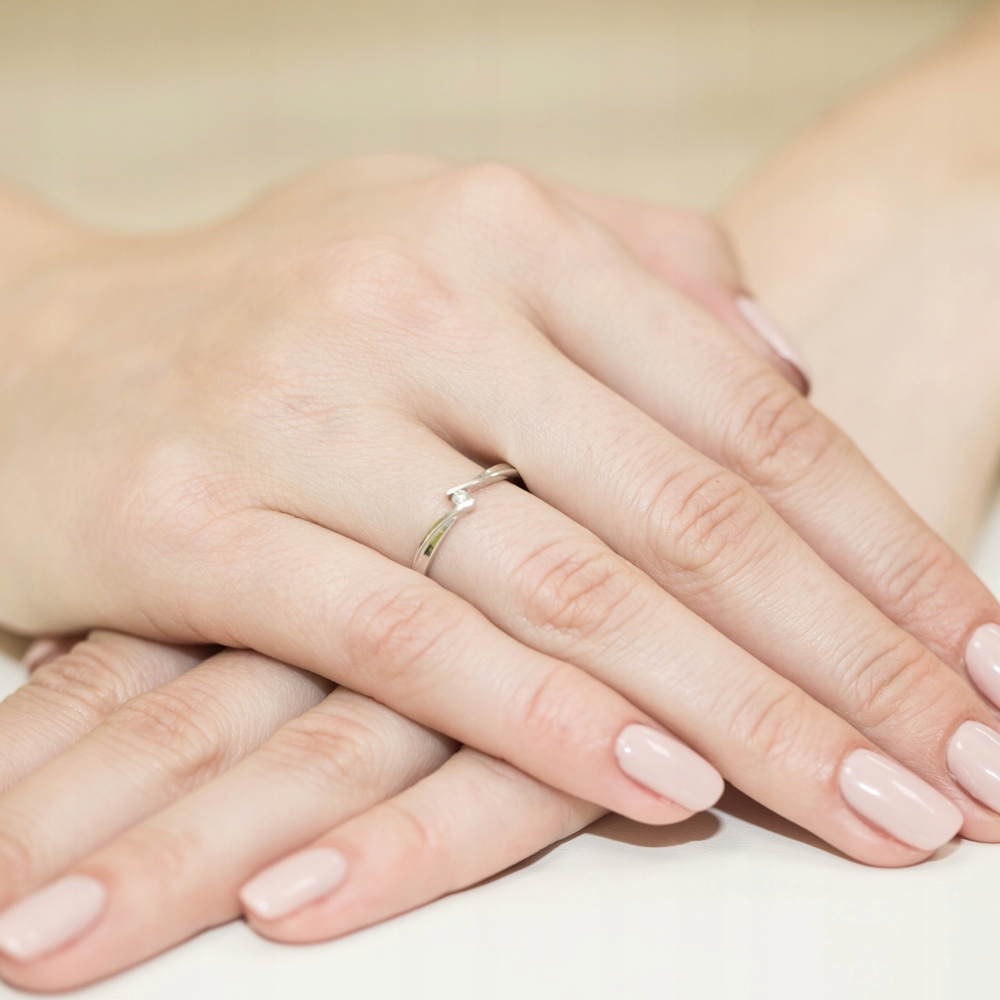 DELIKATNY PIERŚCIONEK Z DIAMENTEM 0,04ct Rozmiar/Średnica wew. (mm) 14/17,00