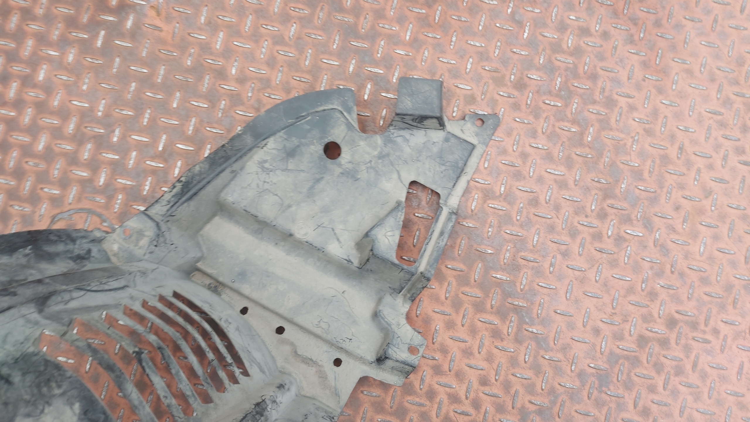 mudguard left front TOYOTA COROLLA VERSO 04-09