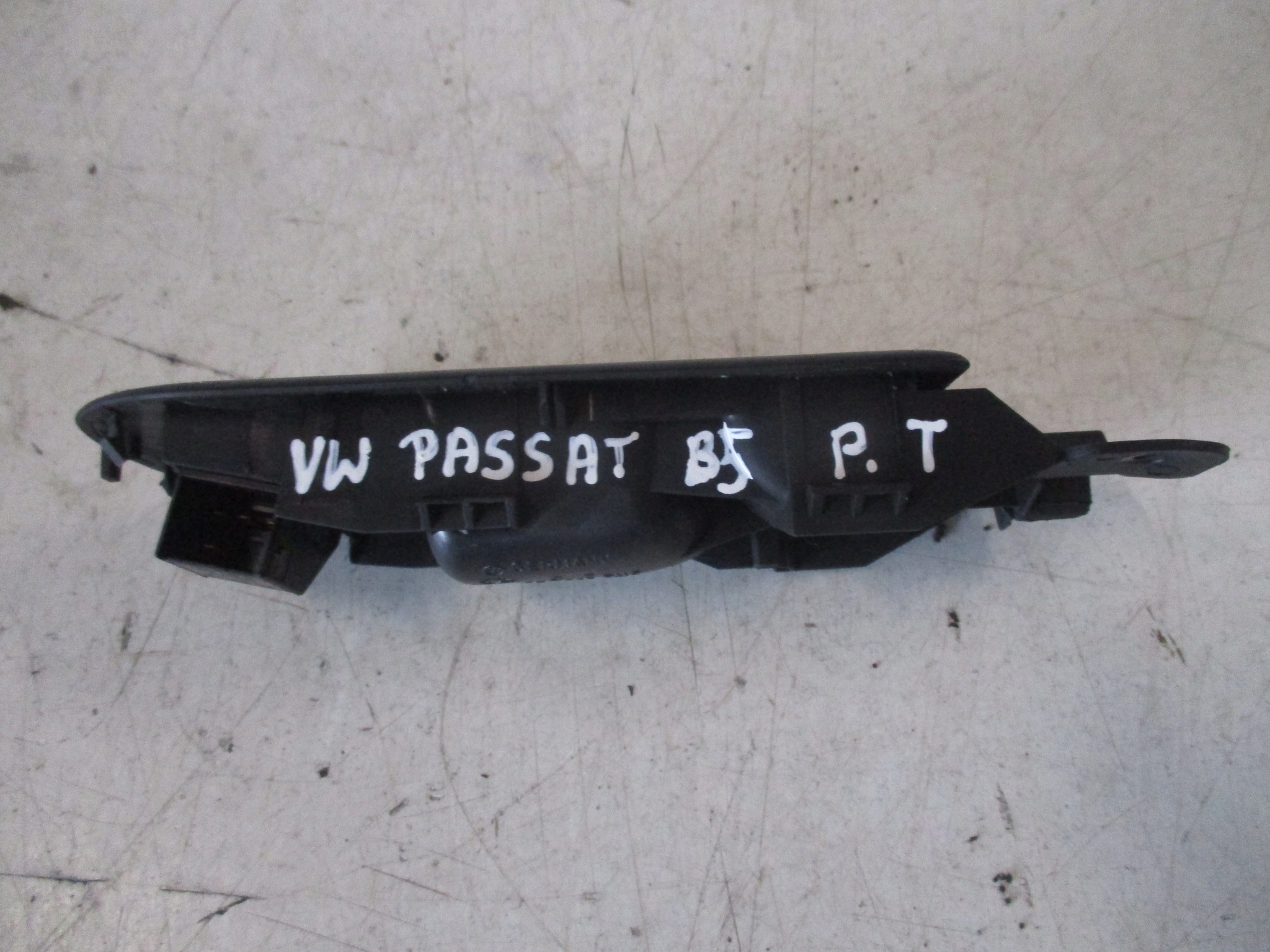 KLAMKA WEWNĘTRZNA TYLNA TYŁ PRAWA VW PASSAT B5 Numer katalogowy części 3B1837114