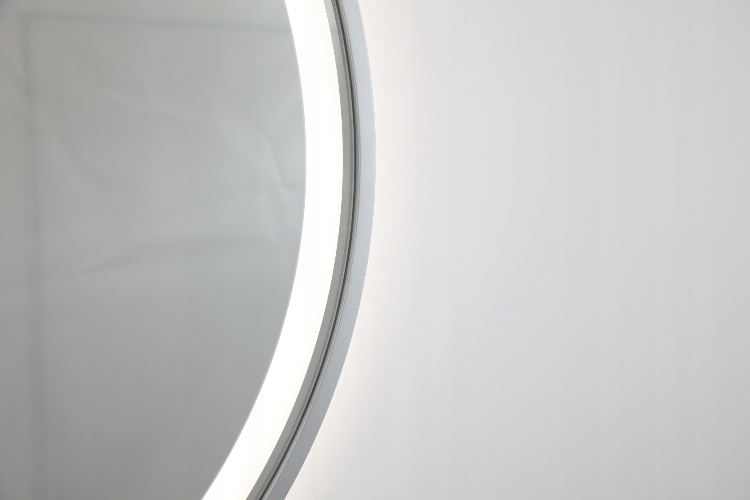 LUSTRO OKRĄGŁE PODŚWIETLANE LED SREBRNE 70 CM Kształt koło