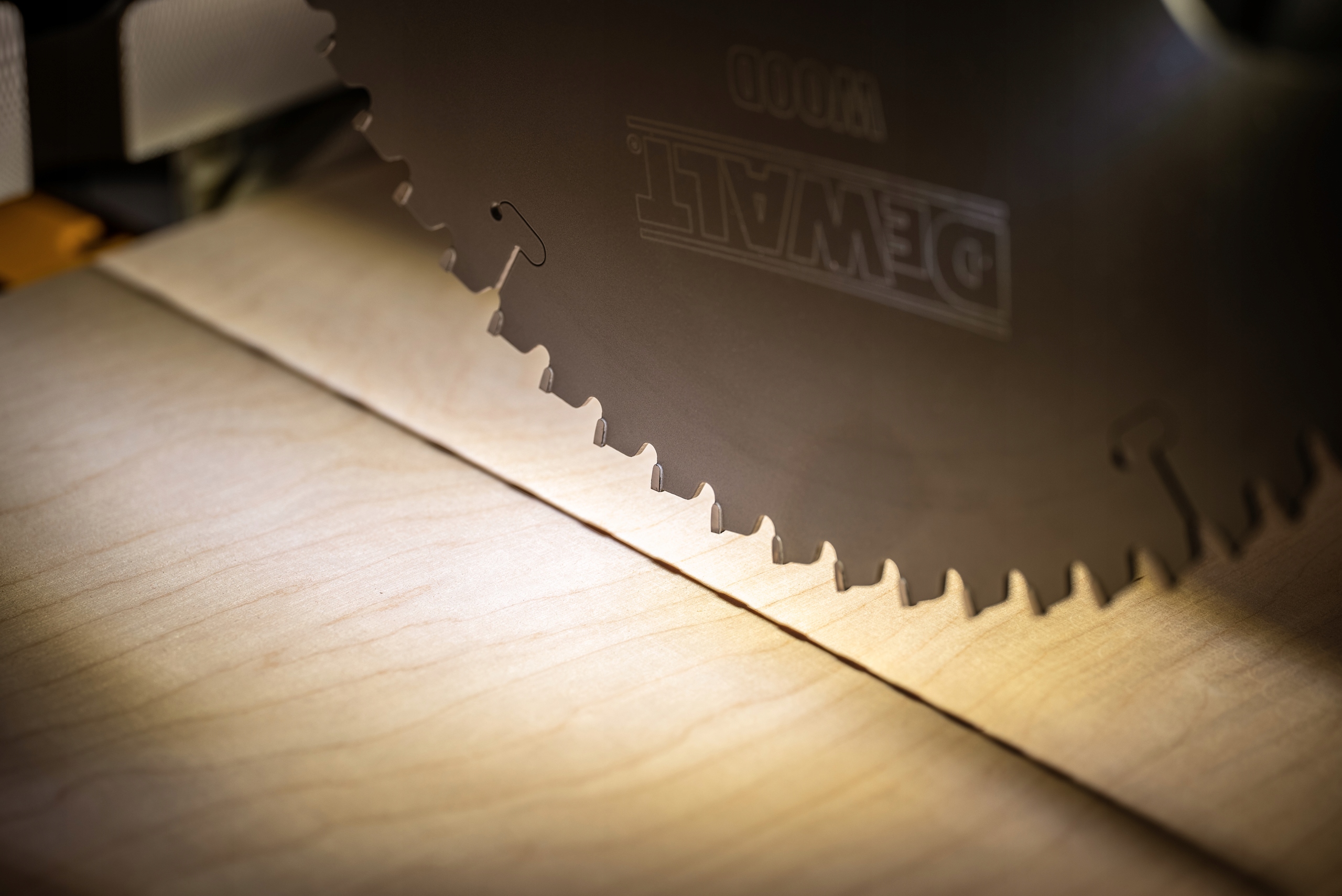 DEWALT PIŁA UKOSOWA DWS780 + STÓŁ ROBOCZY DE7033 Średnica otworu piły 30 mm