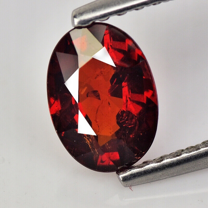 granát spessartyn 0,97 ct 7,0 x 5,1 x 3,1 mm