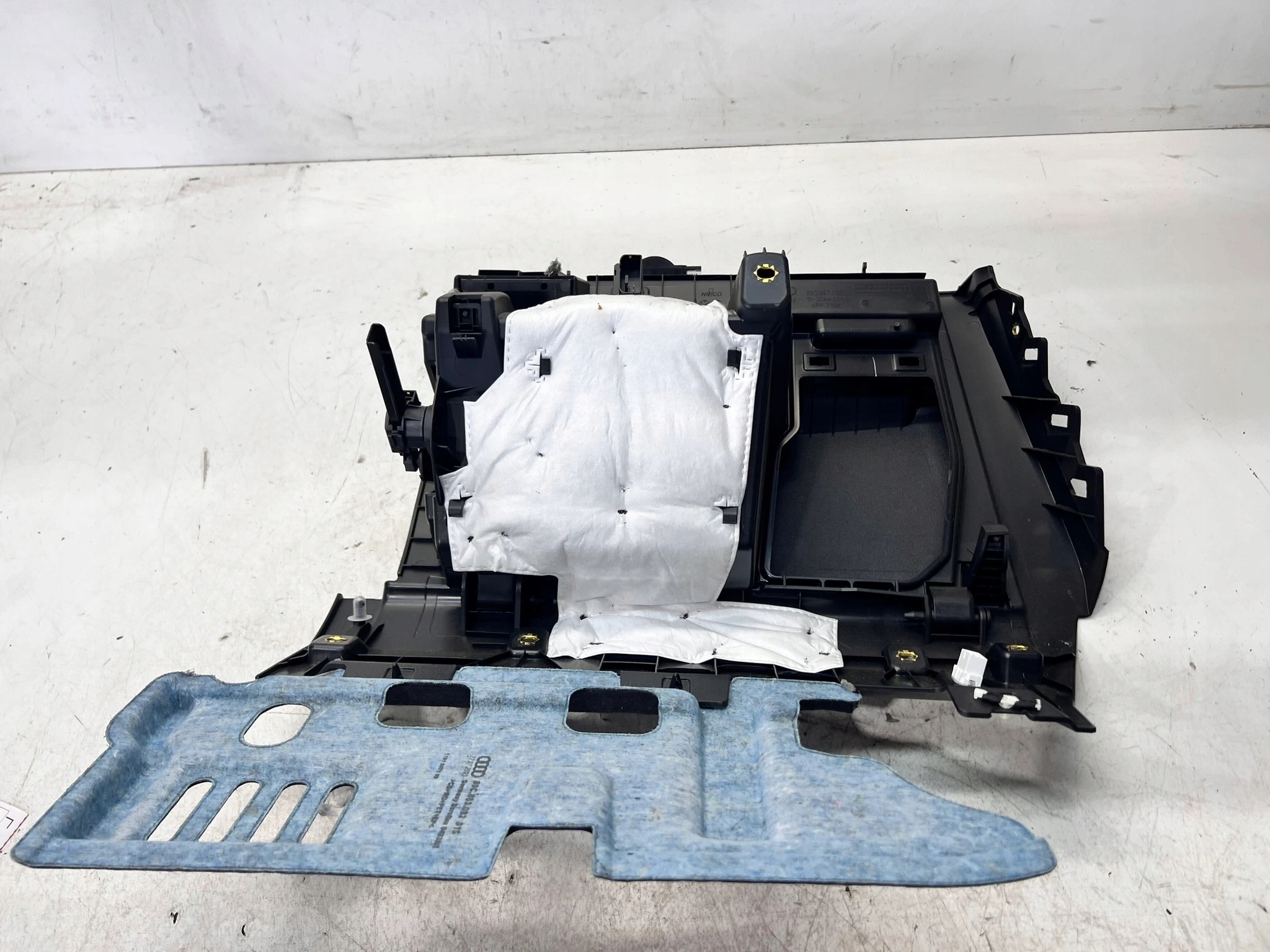 pretinac suvozača suvozača AUDI Q4 E-TRON 89C857035