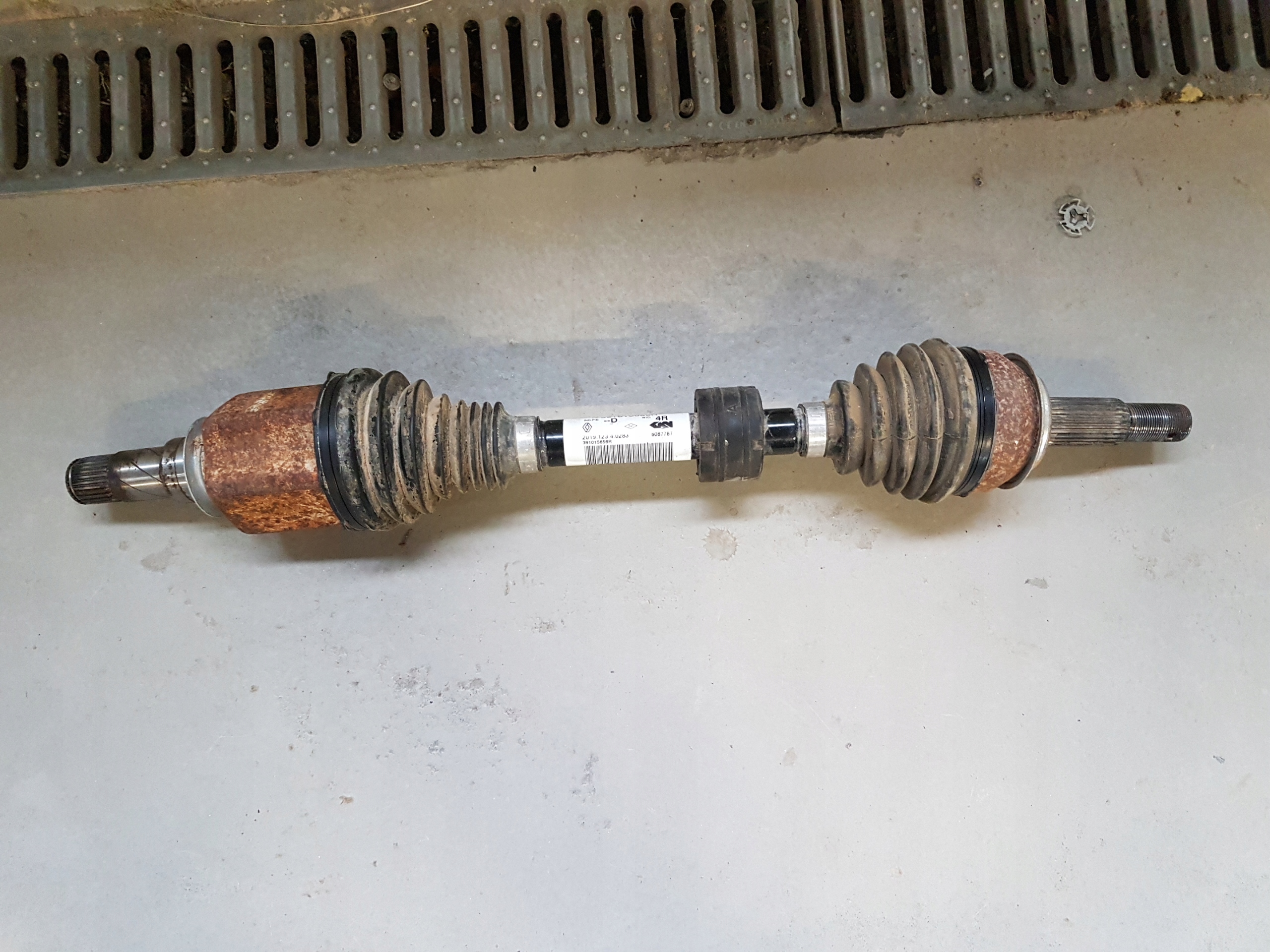 Nissan OE91015656r полуось