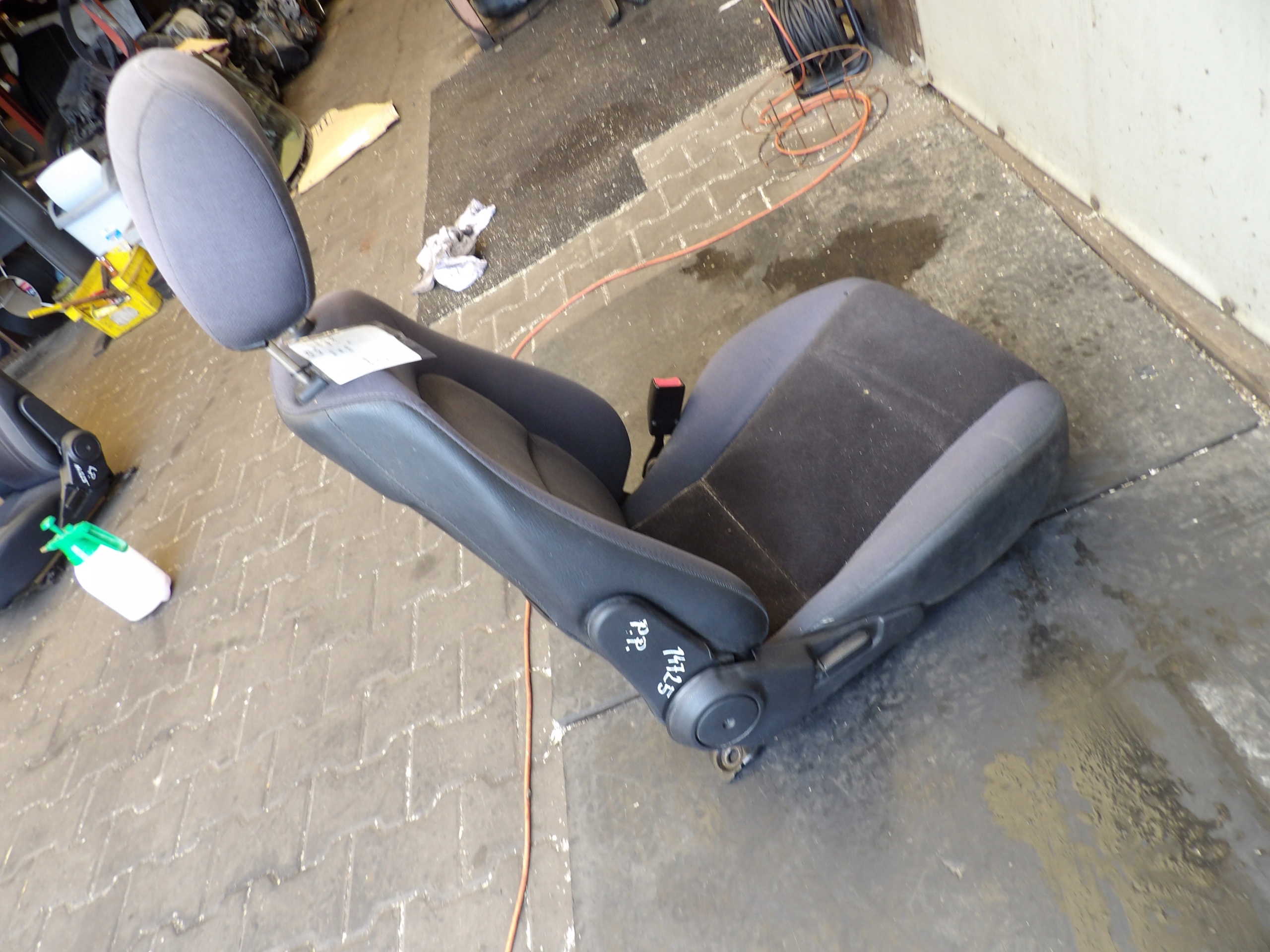 Mazda MX5 II seats front