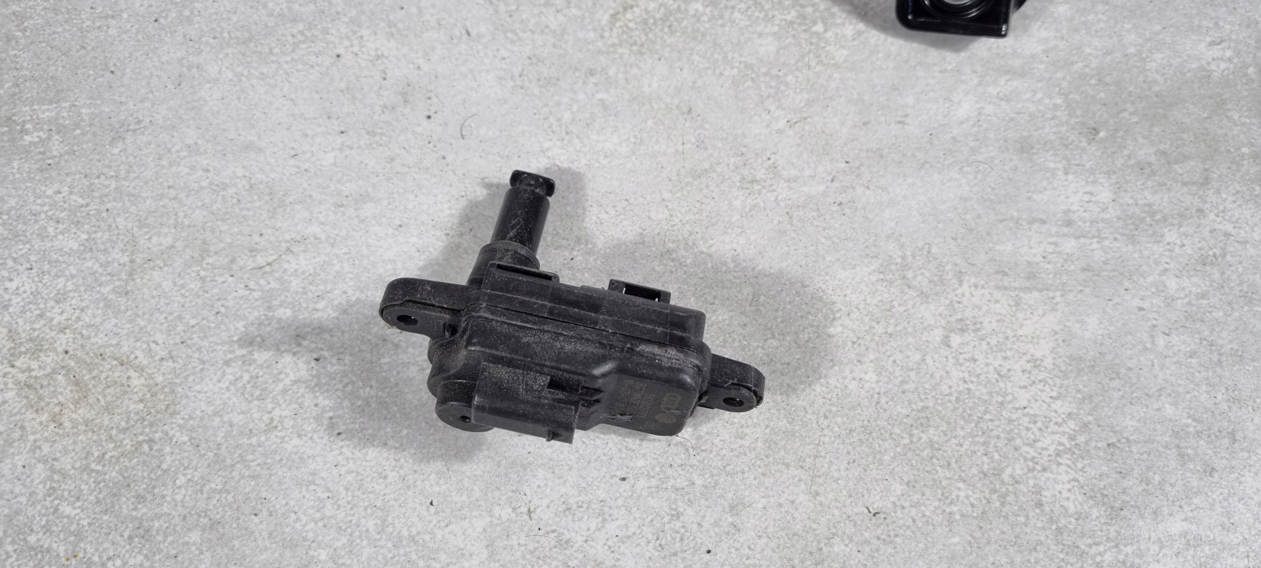 PASSAT GOLF SIŁOWNIK KLAPKI WLEWU PALIWA 510810773