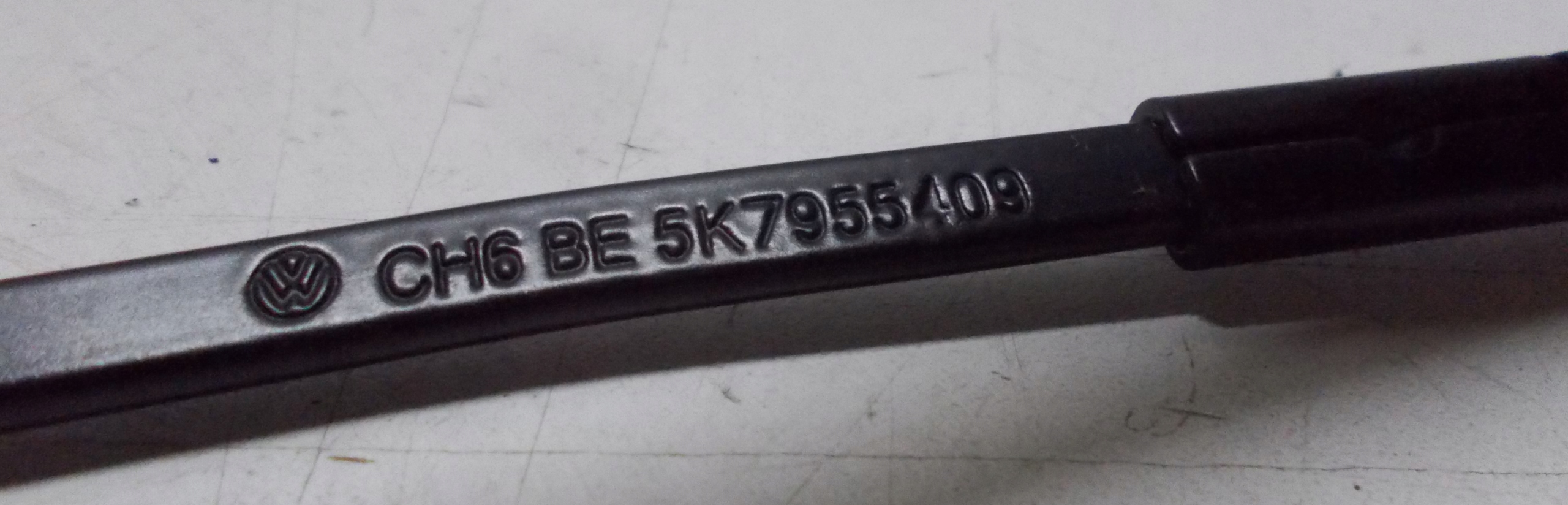 VW GOLF VI CABRIO 11R wiper arm left 5K7955409