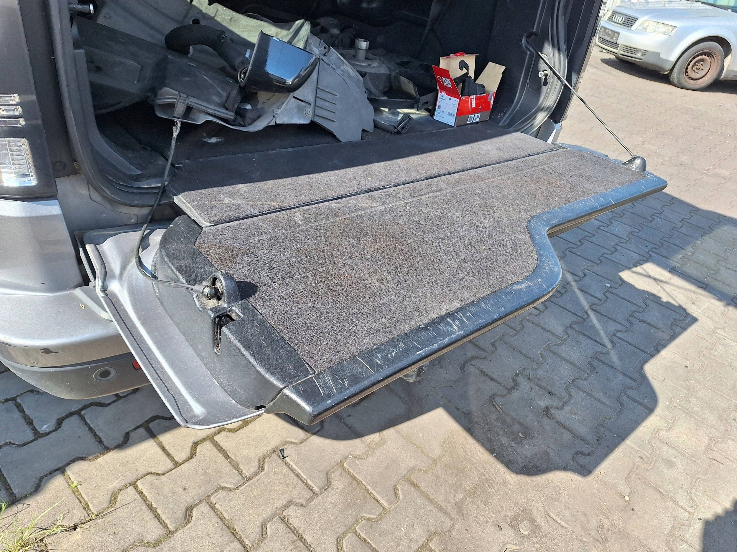 Land Rover Discovery 4 IV LR4 L319 BURTA lower trunk door boot 949 GREY
