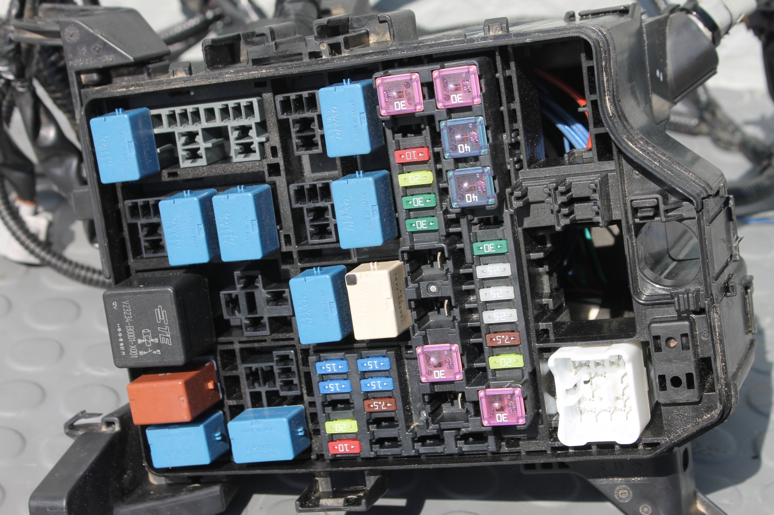 SKRZYNKA BEZPIECZNIKÓW + WIĄZKA SUZUKI VITARA II III 1.0 BOOSTERJET 18- Typ samochodu Samochody osobowe