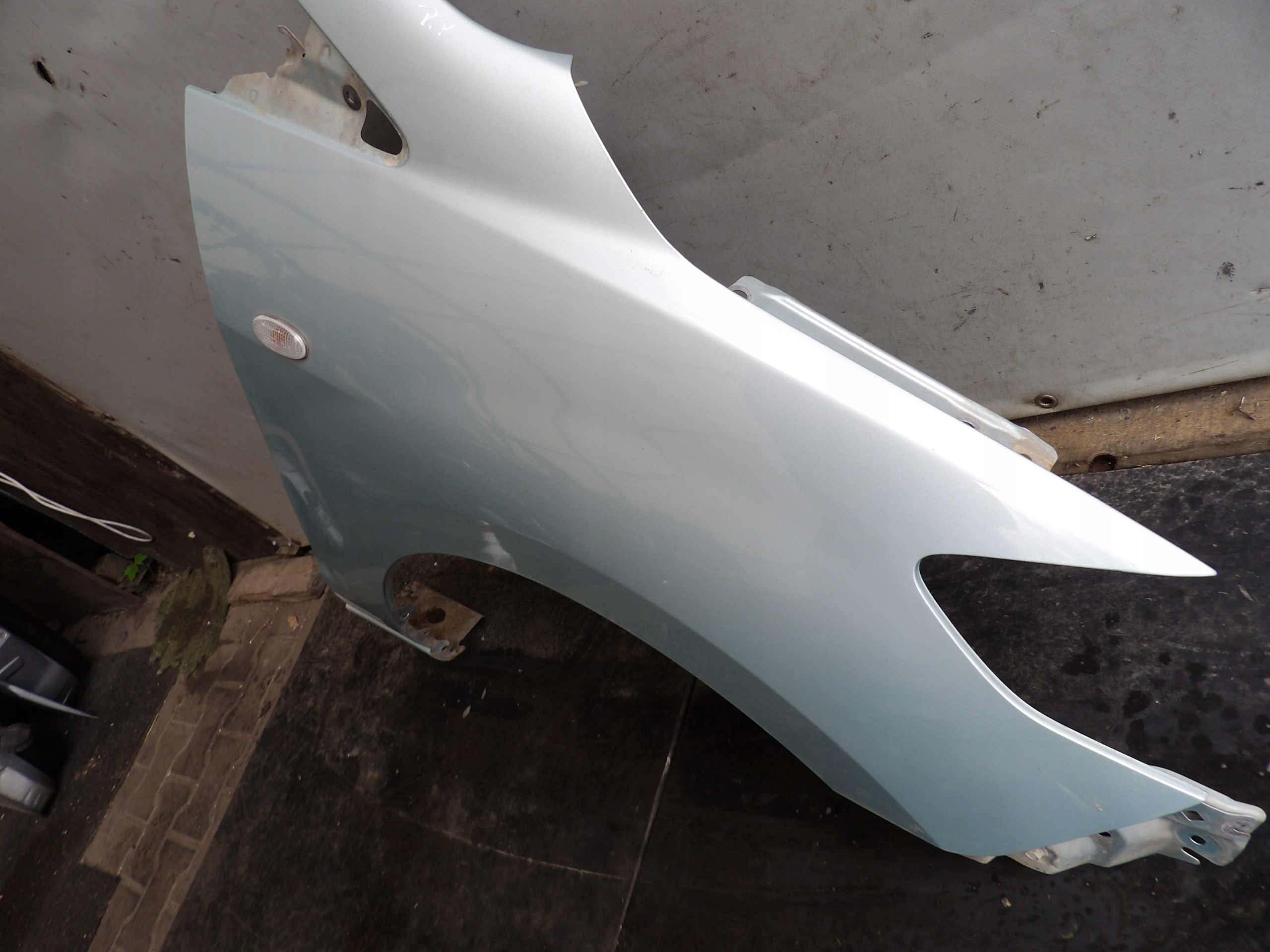 Mazda V 5 fender right 1,8B