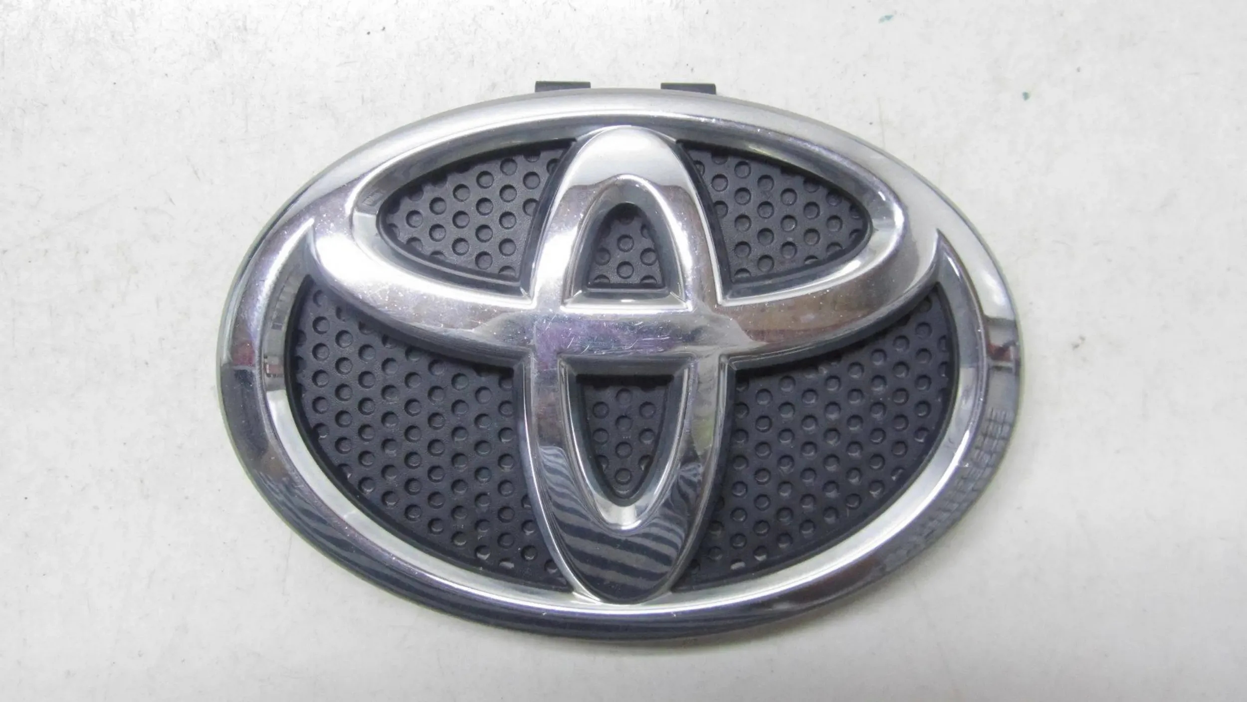 TOYOTA VERSO LIFT EMBLEMAT ZNACZEK LOGO 75301-02020