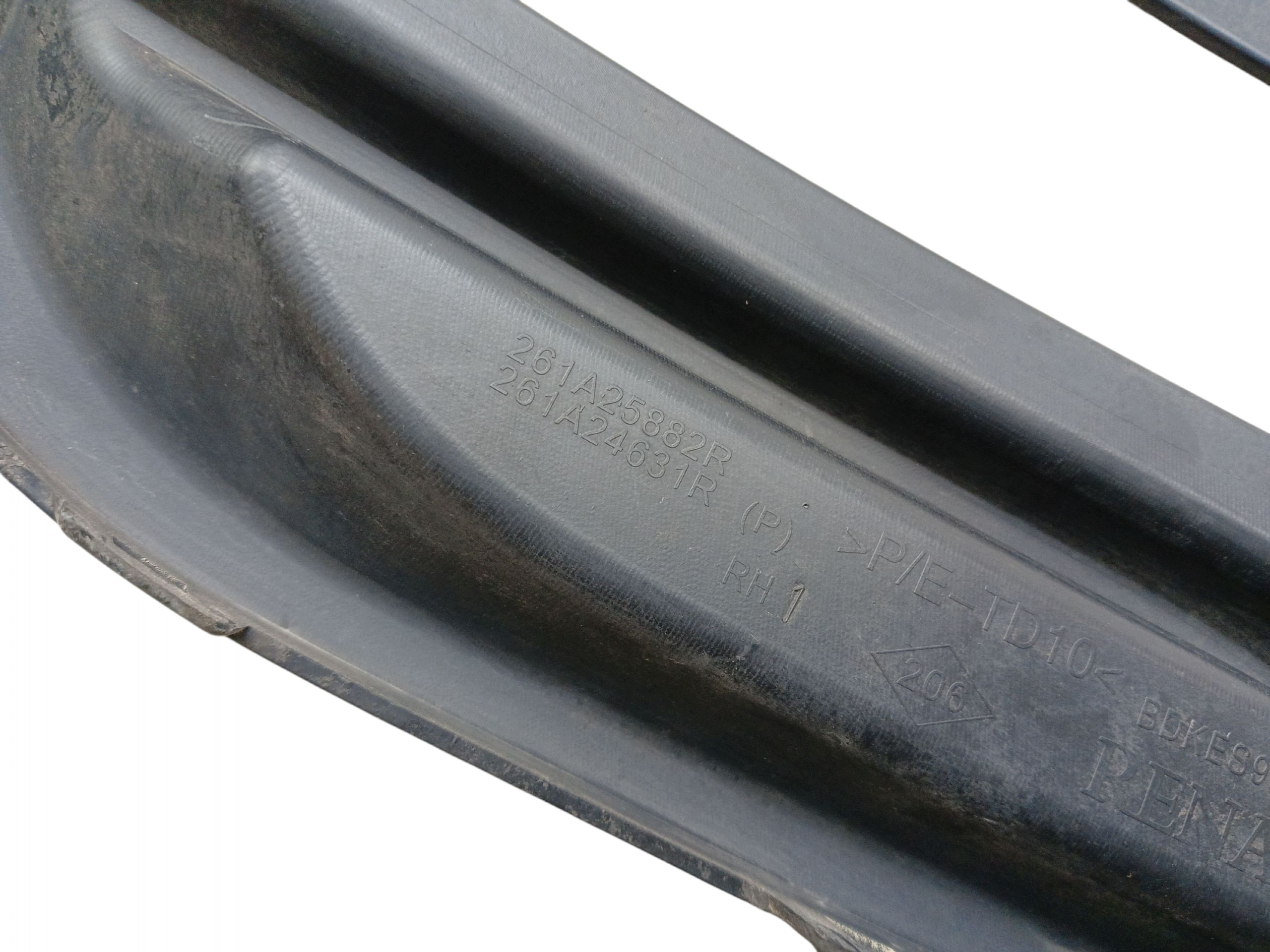grid frame of a bumper left RENAULT MEGANE III 3 LIFT 261A32193R 261A25882R