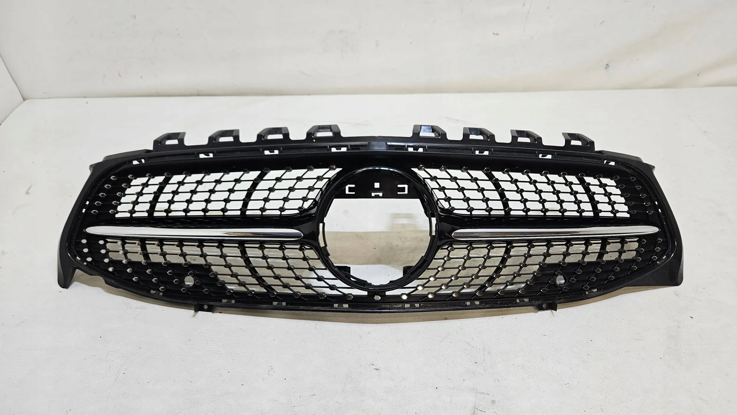 РЕШЕТКА РАДИАТОРА РЕШЁТКА РАДИАТОРА MERCEDES КЛА A118 A1188880000