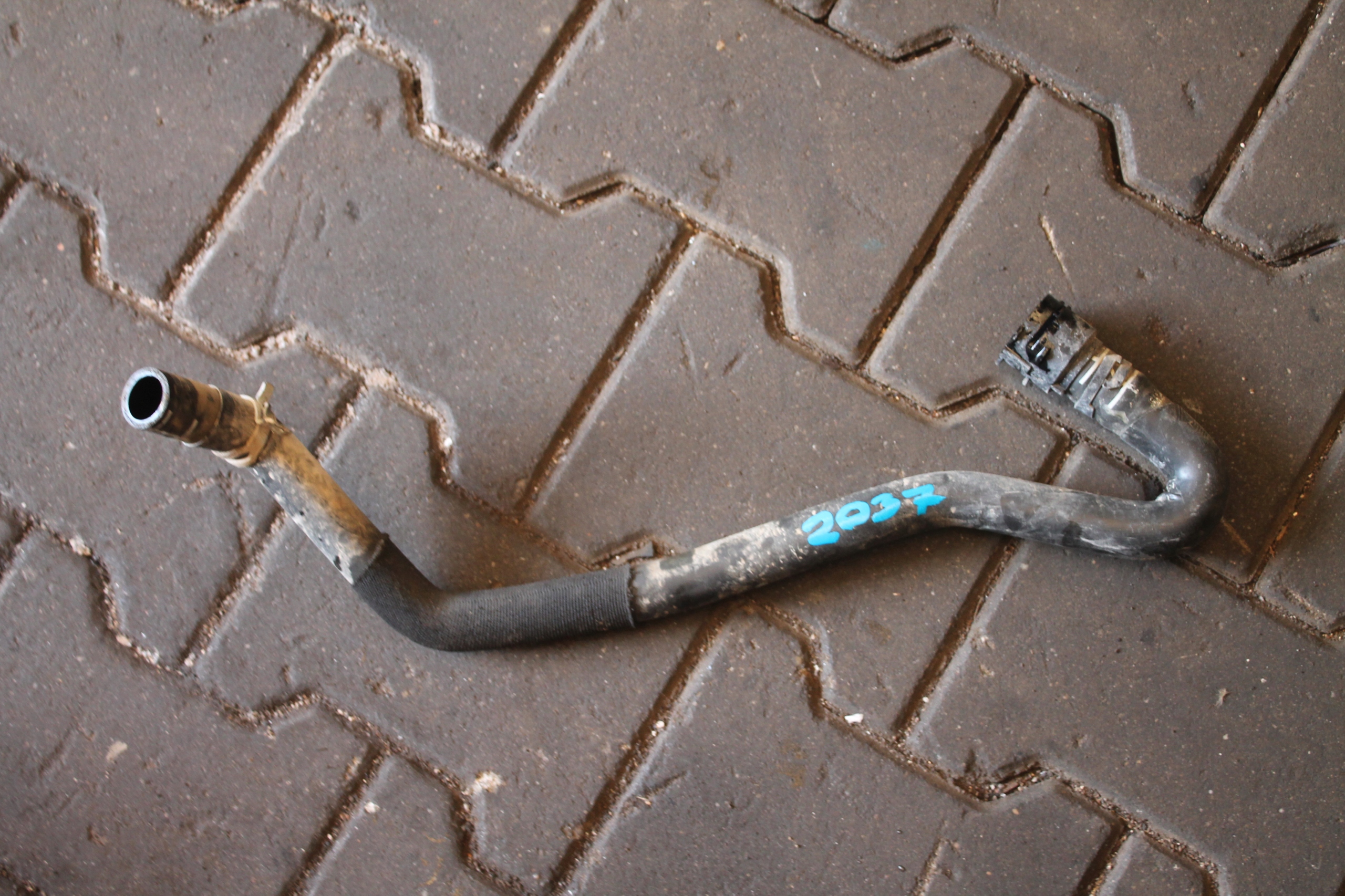 2037. vedení hadice vody AUDI 5QF820507B