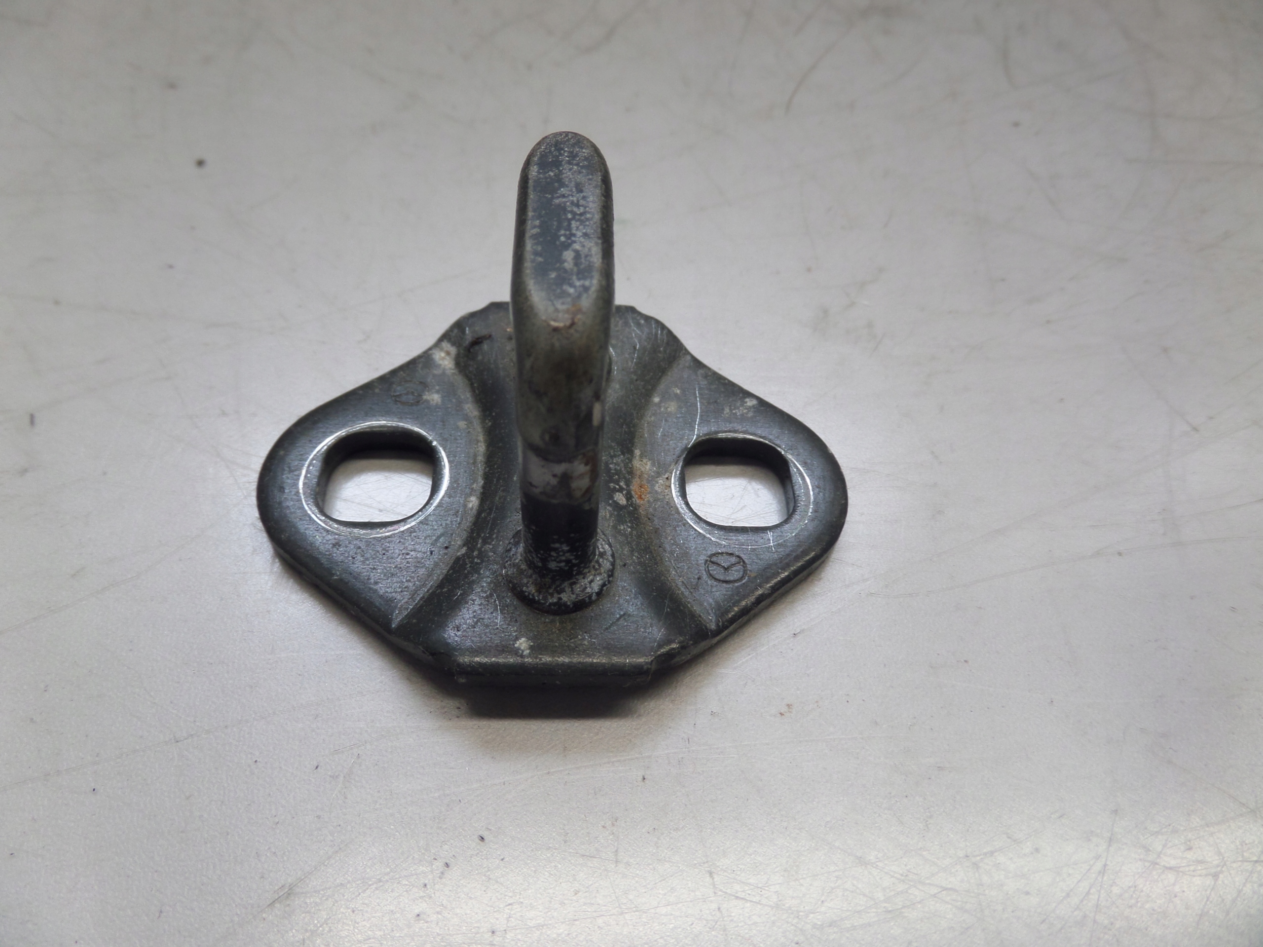 RYGIEL ZAMKA KLAPY BAGAŻNIKA MAZDA 5 I 05-10