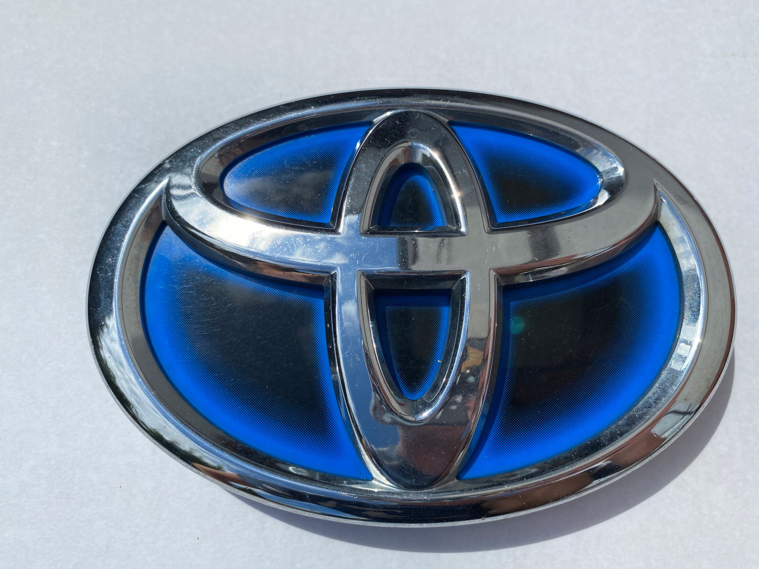 ZNACZEK PRZÓD 75311-47011 TOYOTA PRIUS III