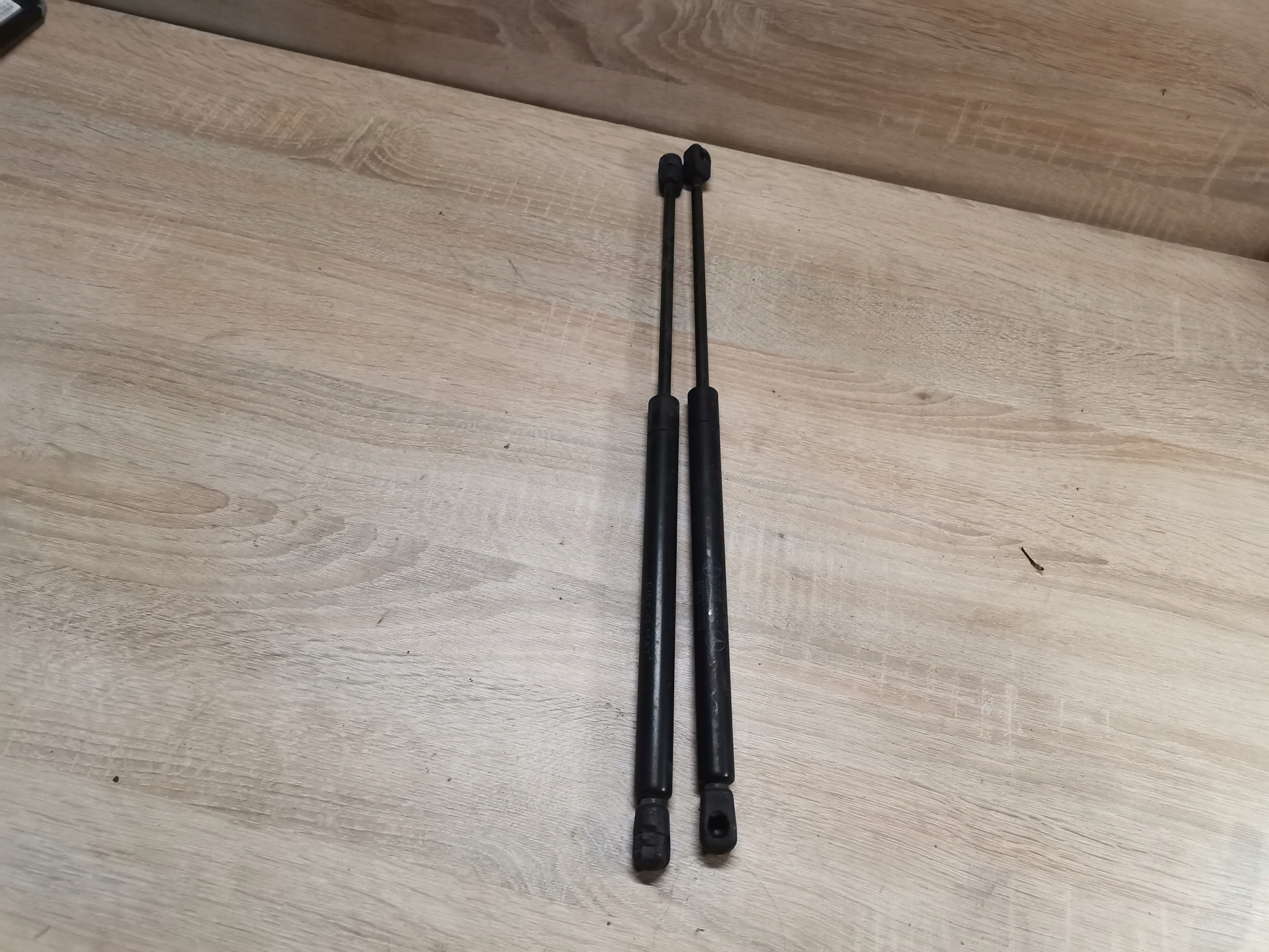 SILOWNIKI bonnets KOMPLET MERCEDES W210 A2108800429