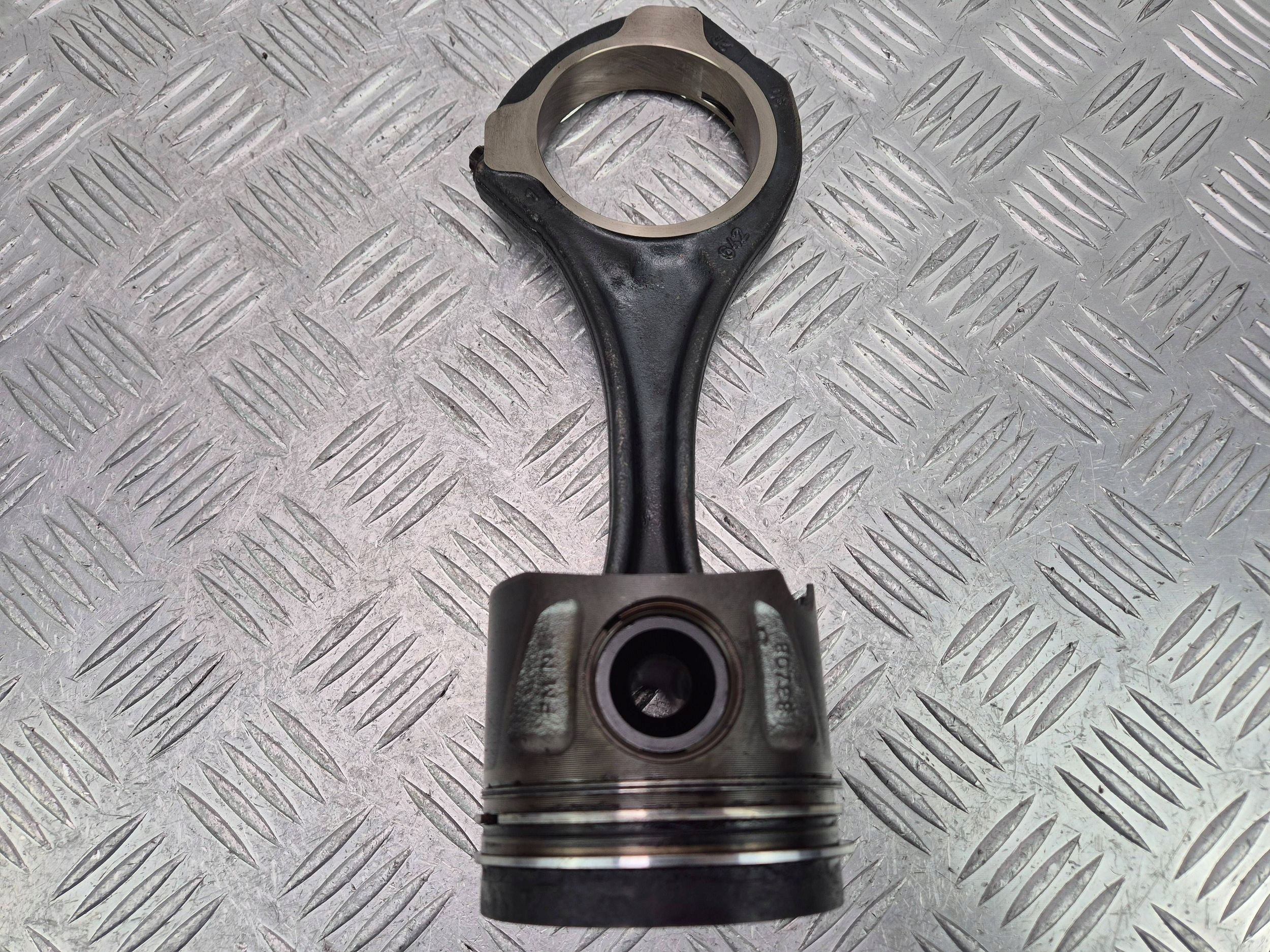piston with connecting rod Mercedes E350 CDI W212 8370B OM642.852