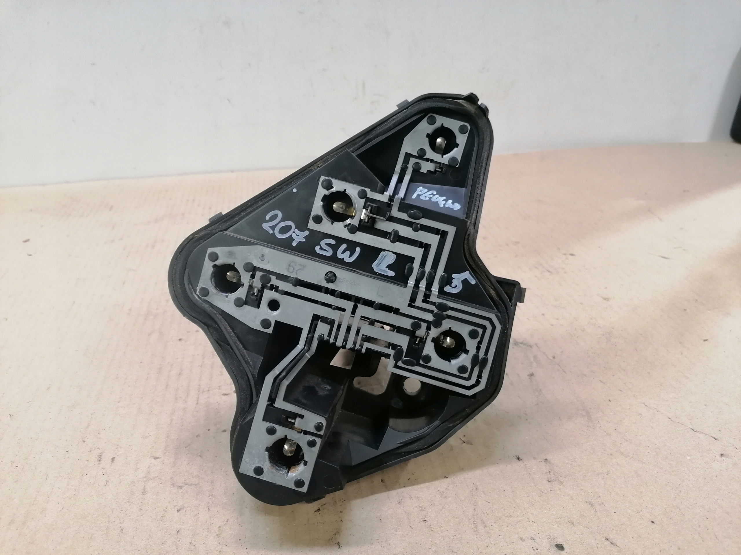 VP7PFX-13N005-AA - ПАТРОН ЛАМПЫ ЛЕВЫЙ ЗАДНИЙ PEUGEOT 207 SW УНИВЕРСАЛ