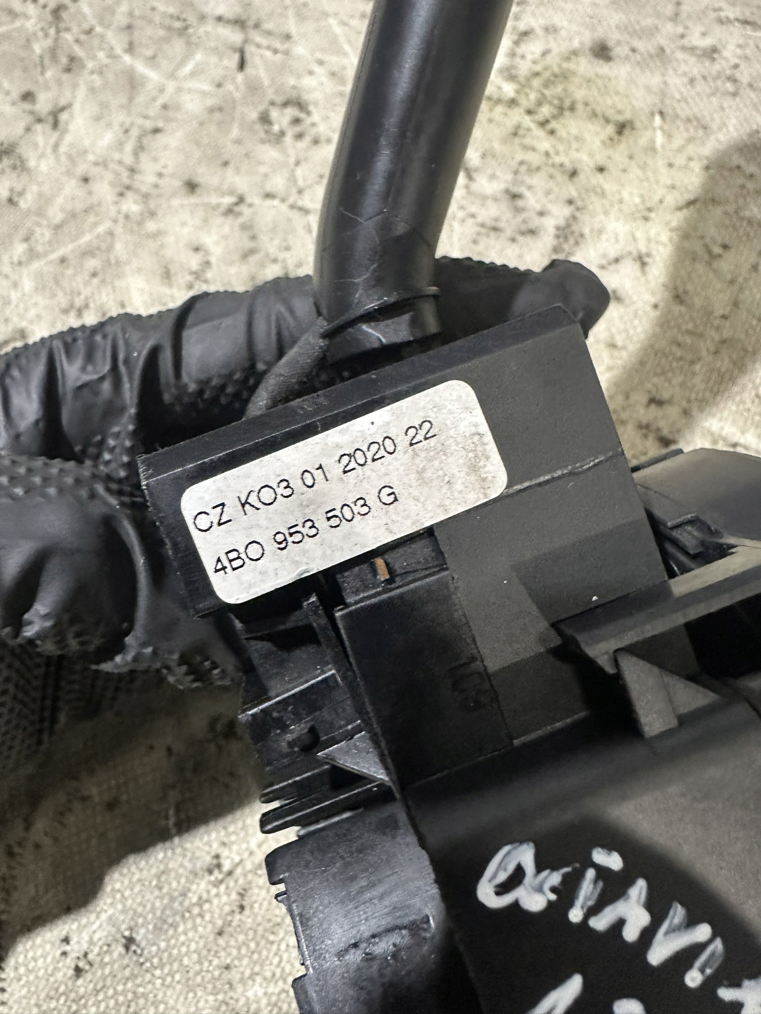 commande levier commodo sous volant SKODA OCTAVIA et 4BO953503G
