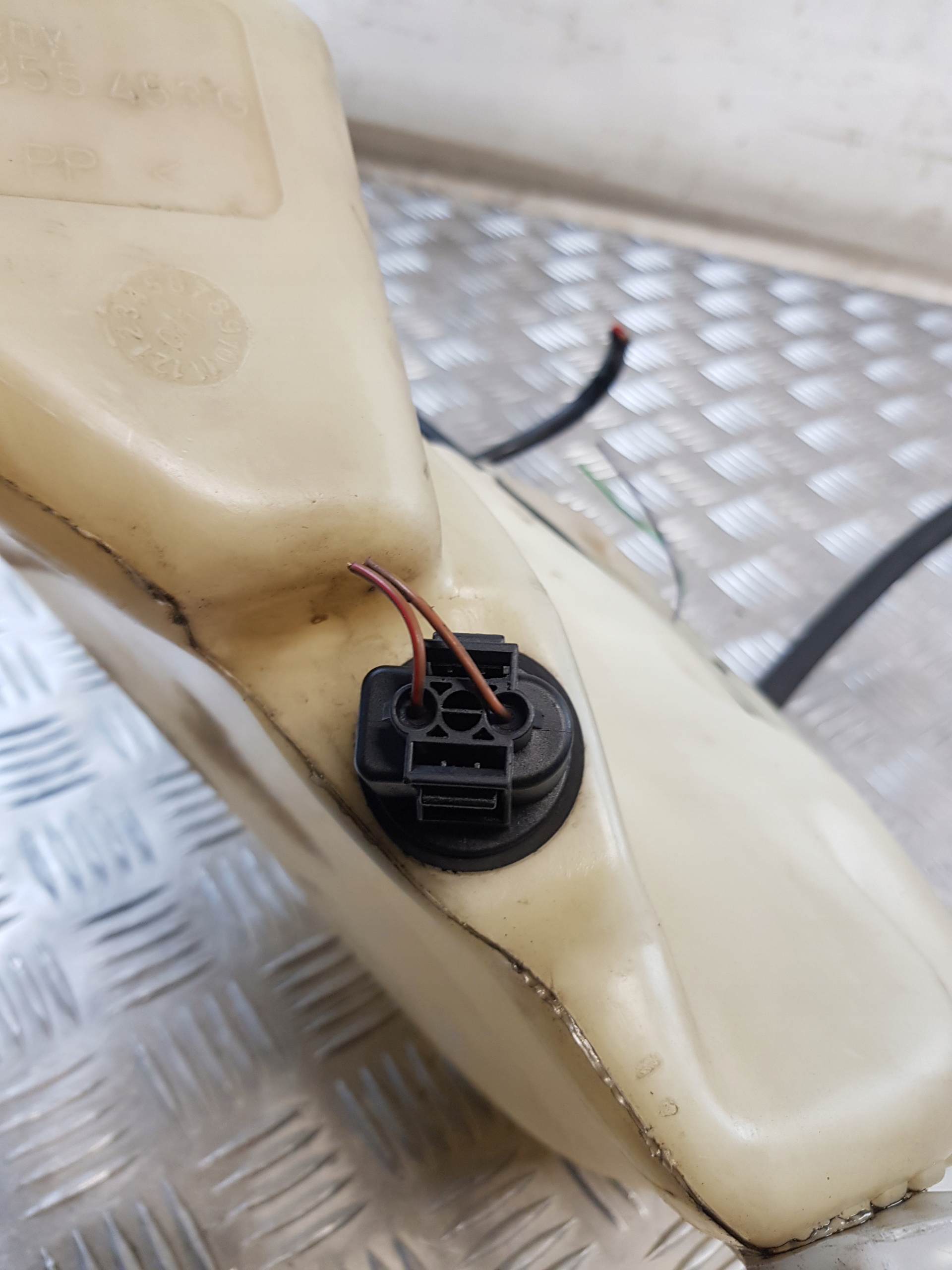 washer fluid tank OE 4B0955453G + POMPKI +sensor AUDI A6 C5 sedan