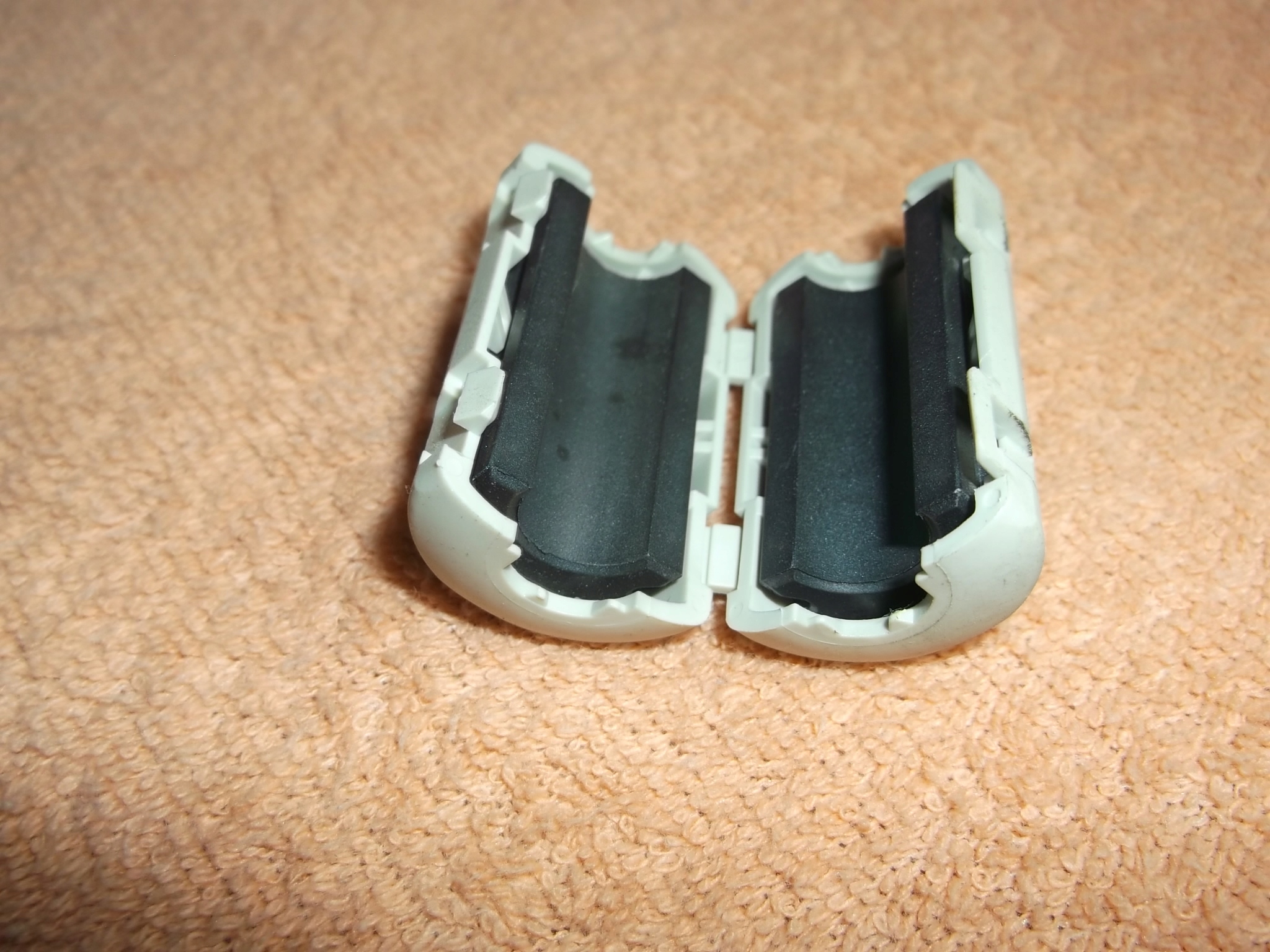 RDZEŃ FERRYTOWY NA KABEL ~~8 mm - zamykany