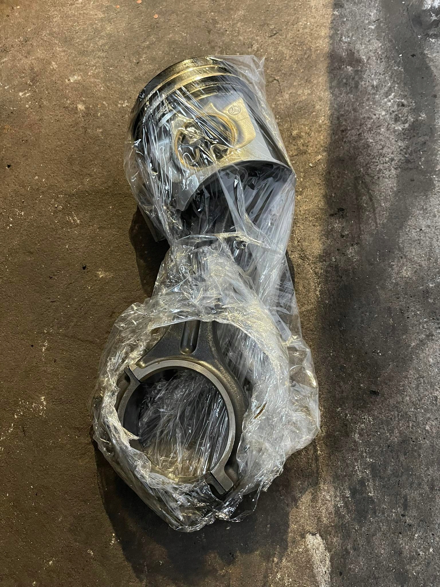 Mercedes Axor om457 поршень