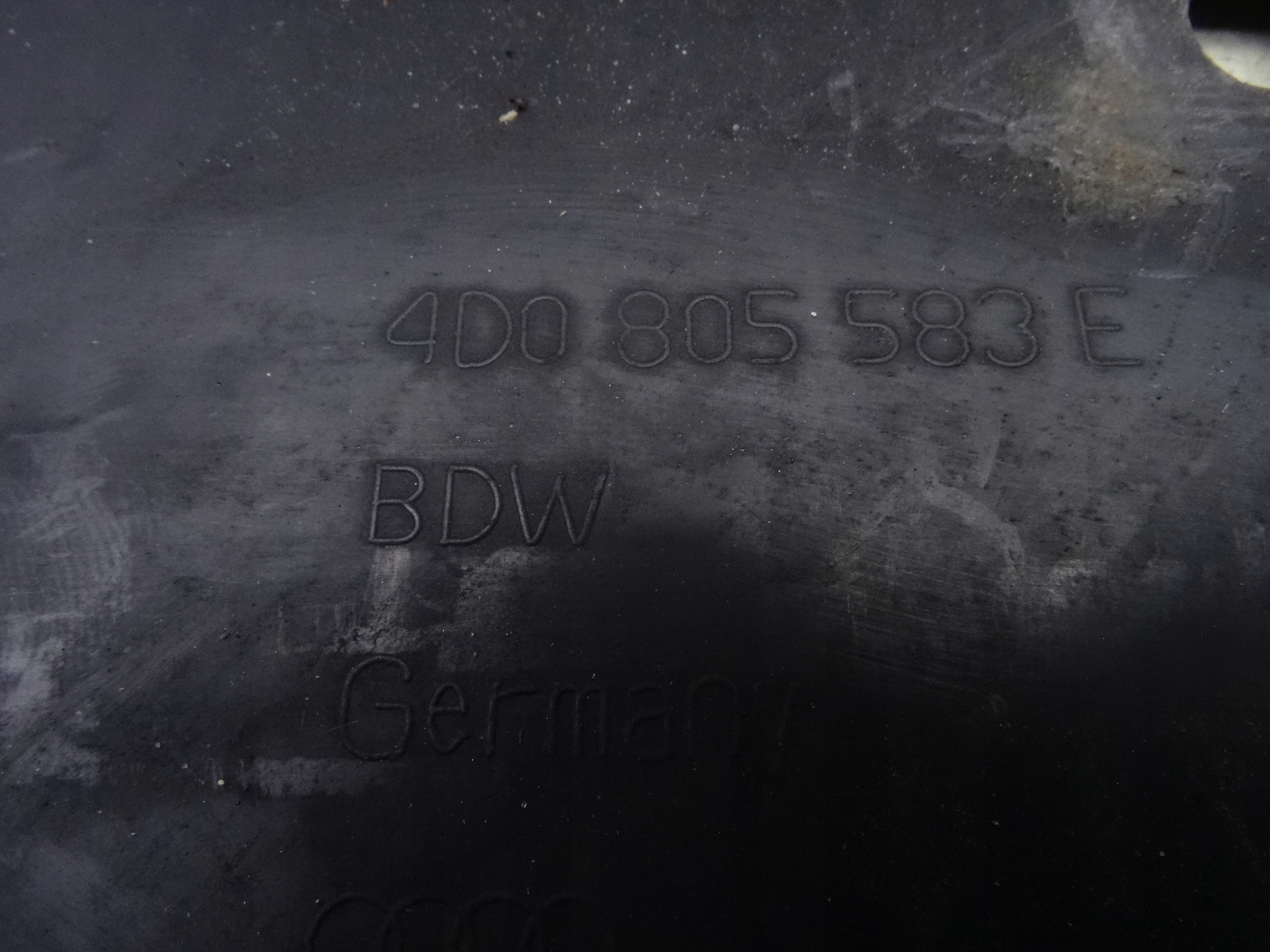 Audi A8 D2 защита бачка жидкости 4D0805583E оригинал