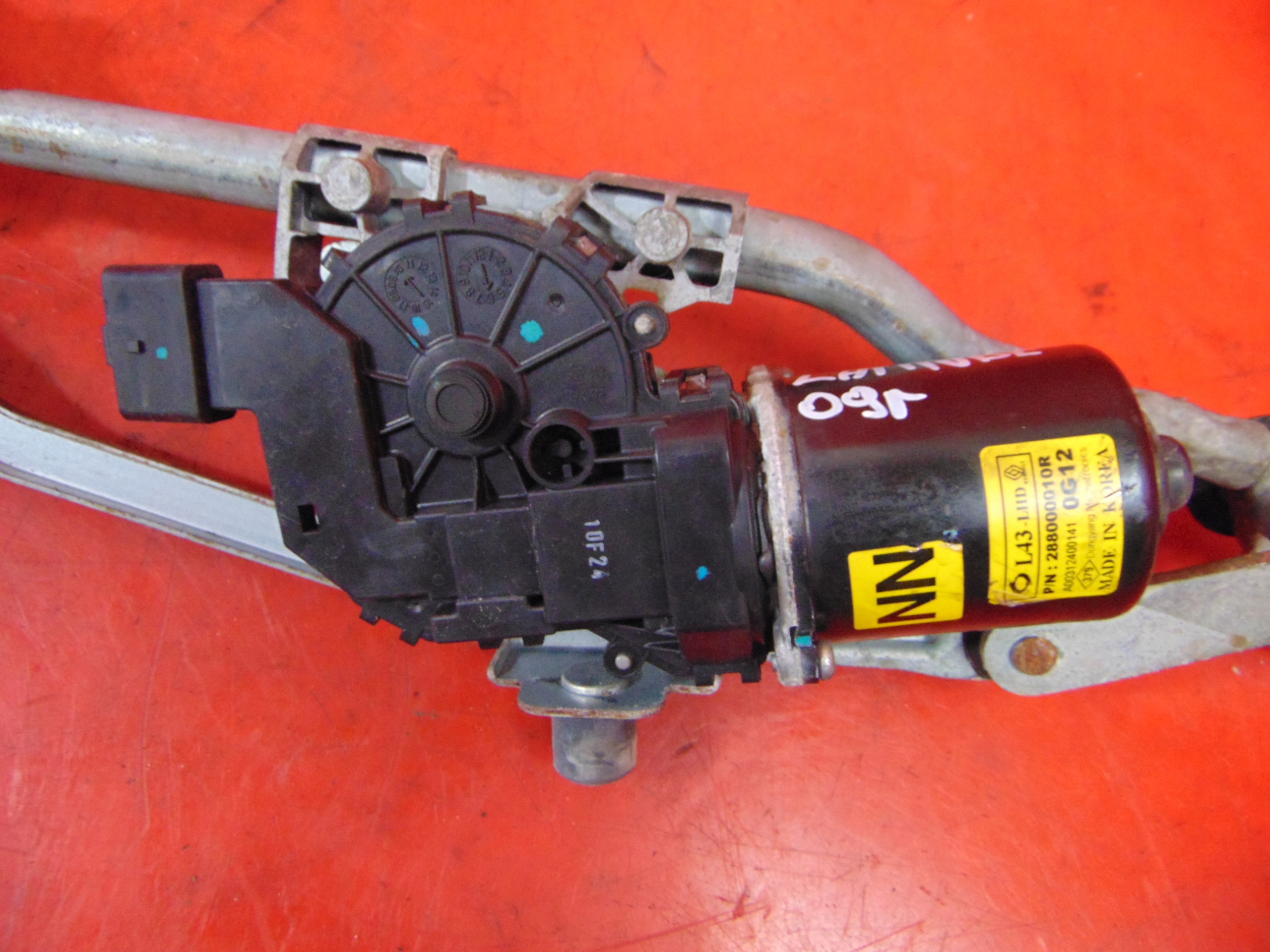 RENAULT LATITUDE 10- wiper mechanism front