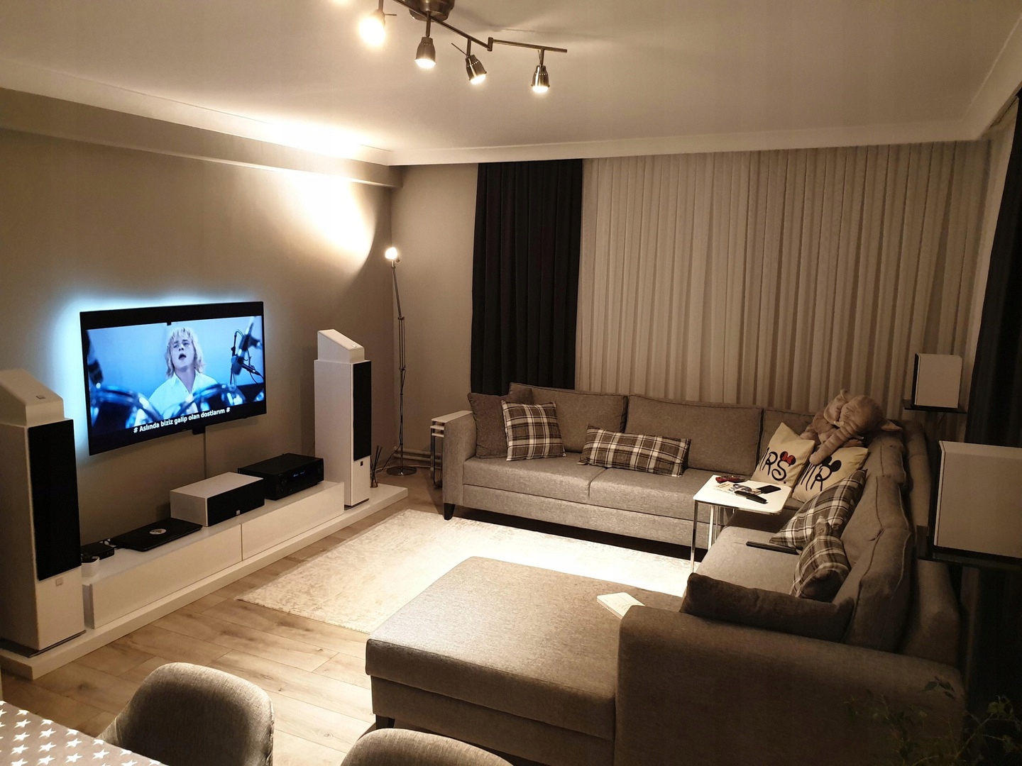 DALI OBERON WHITE 7 KOLUMN + MARANTZ CINEMA 60 = EKSCYTUJĄCE KINO 7.0 ATMOS Liczba wejść HDMI 6