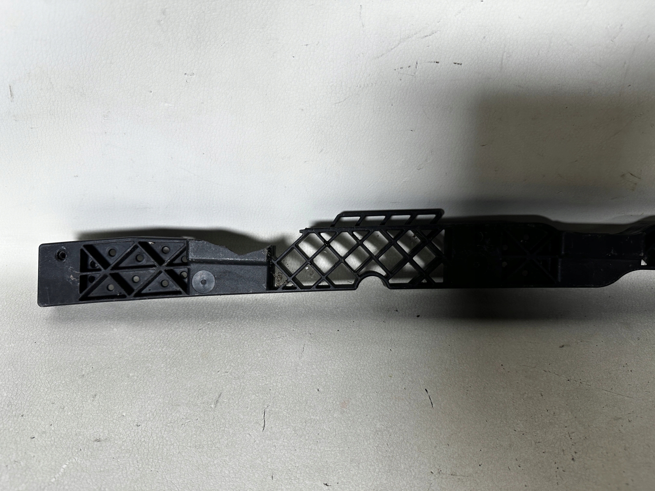 Volkswagen Passat B8 bumper bracket front prowadnica 3G0807889B