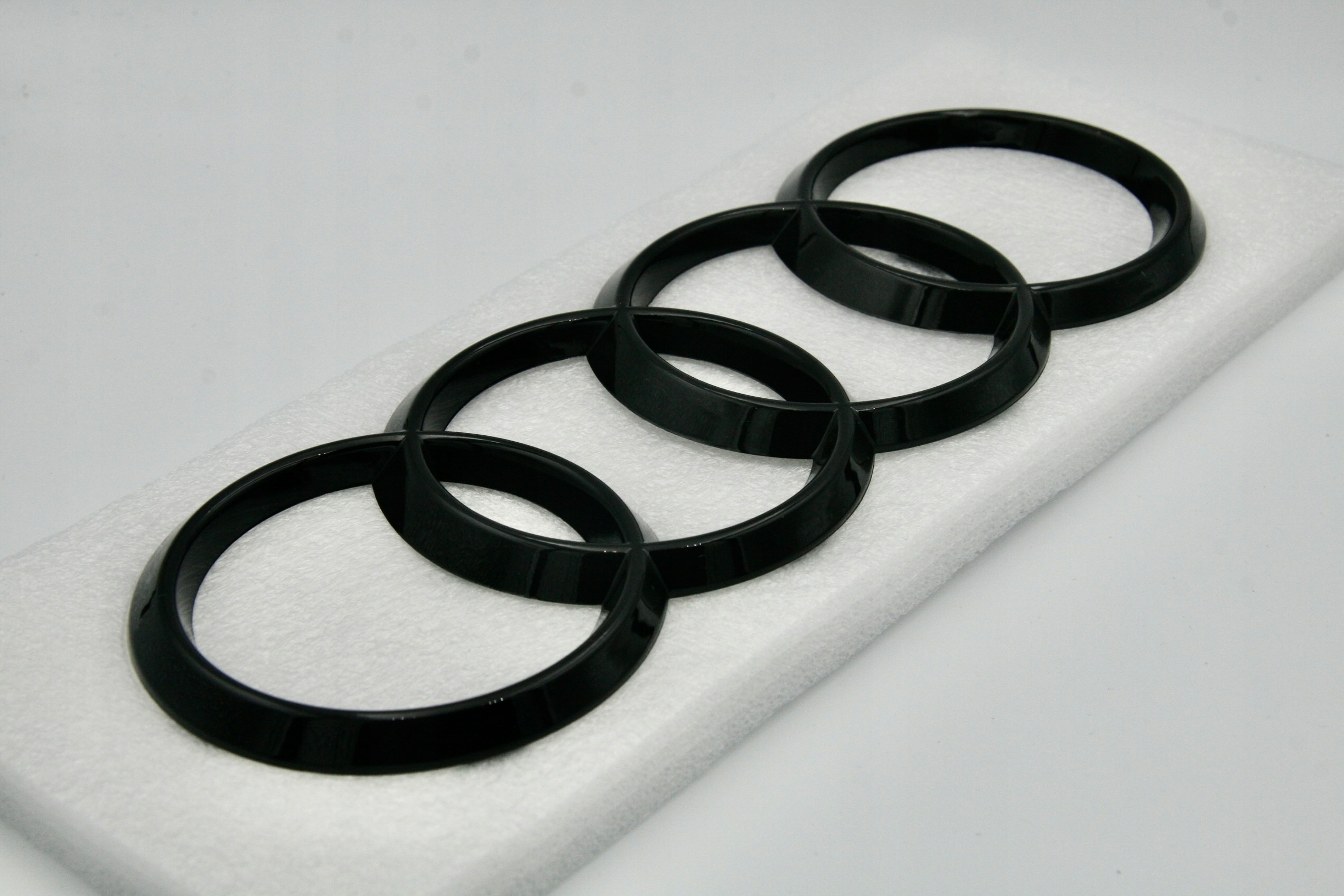 Czarne emblematy Audi Q8 ringi przód i tył + Q8 Marka Audi