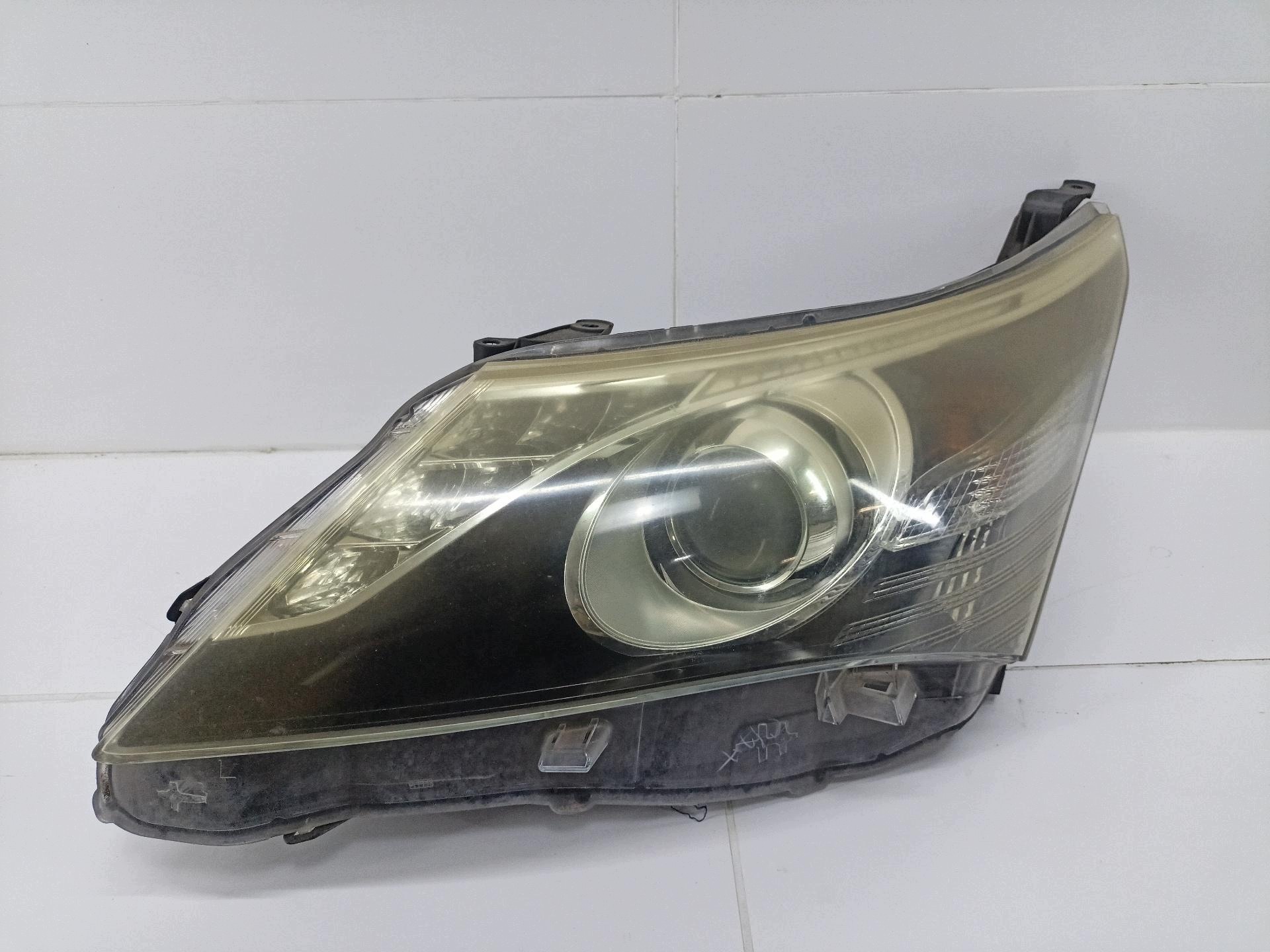 light front left side Toyota Avensis 3 T270 facelift ZRT272W 2014