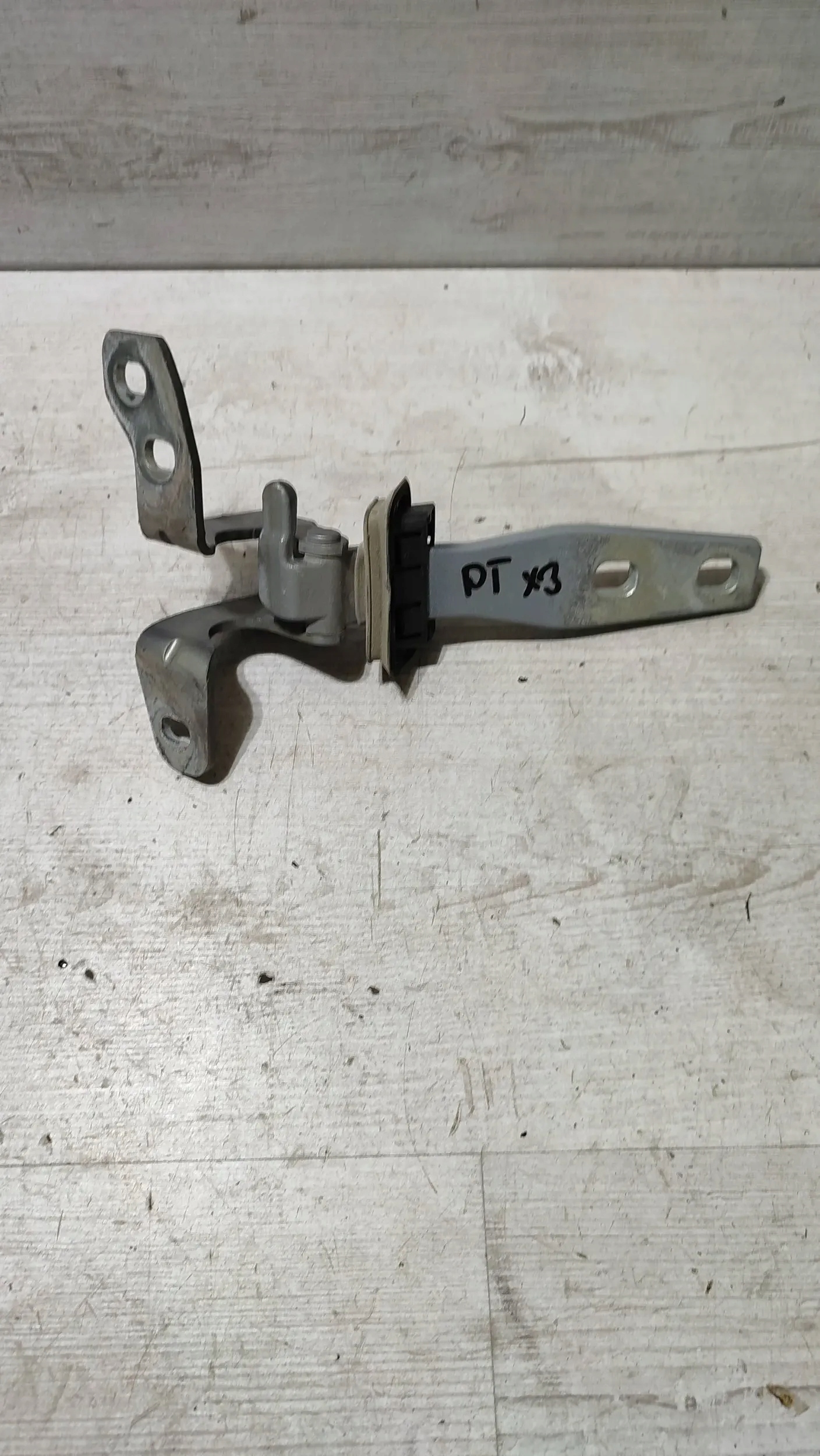 BMW X3 F25 15r 2.0d hinge bonnet right rear part