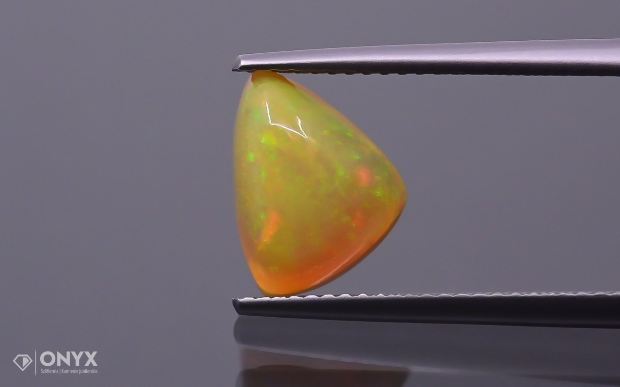 Opál z Etiopie kabošon nepravidelný 11x8,5 mm