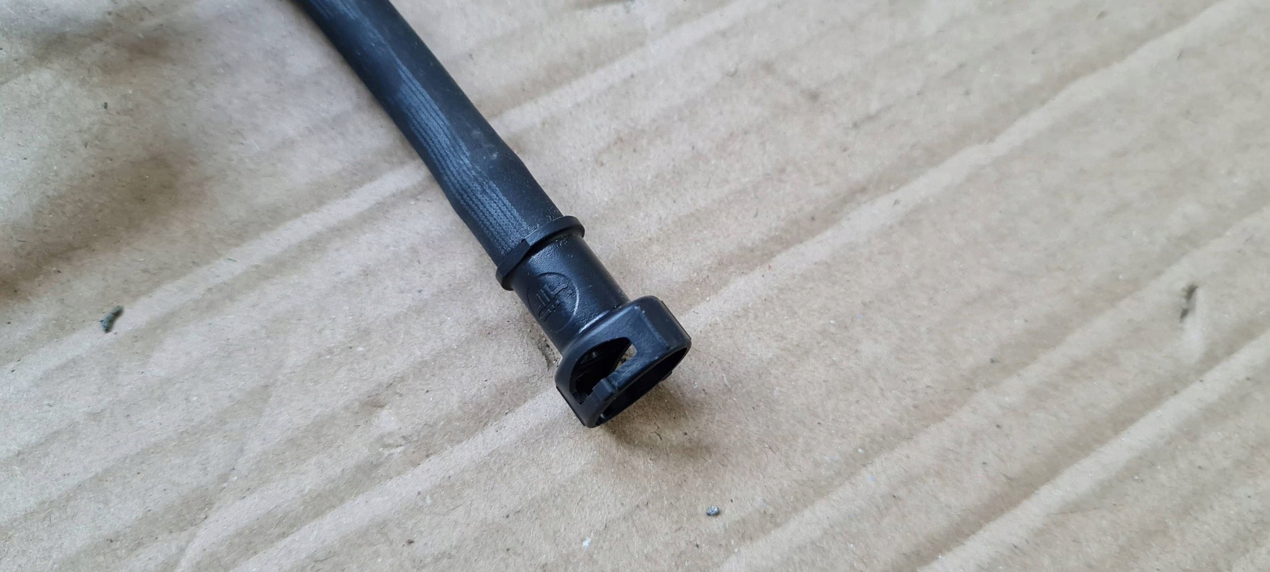 Chrysler Pacifica 2022 wiring hose SILNICZKA bonnet boot