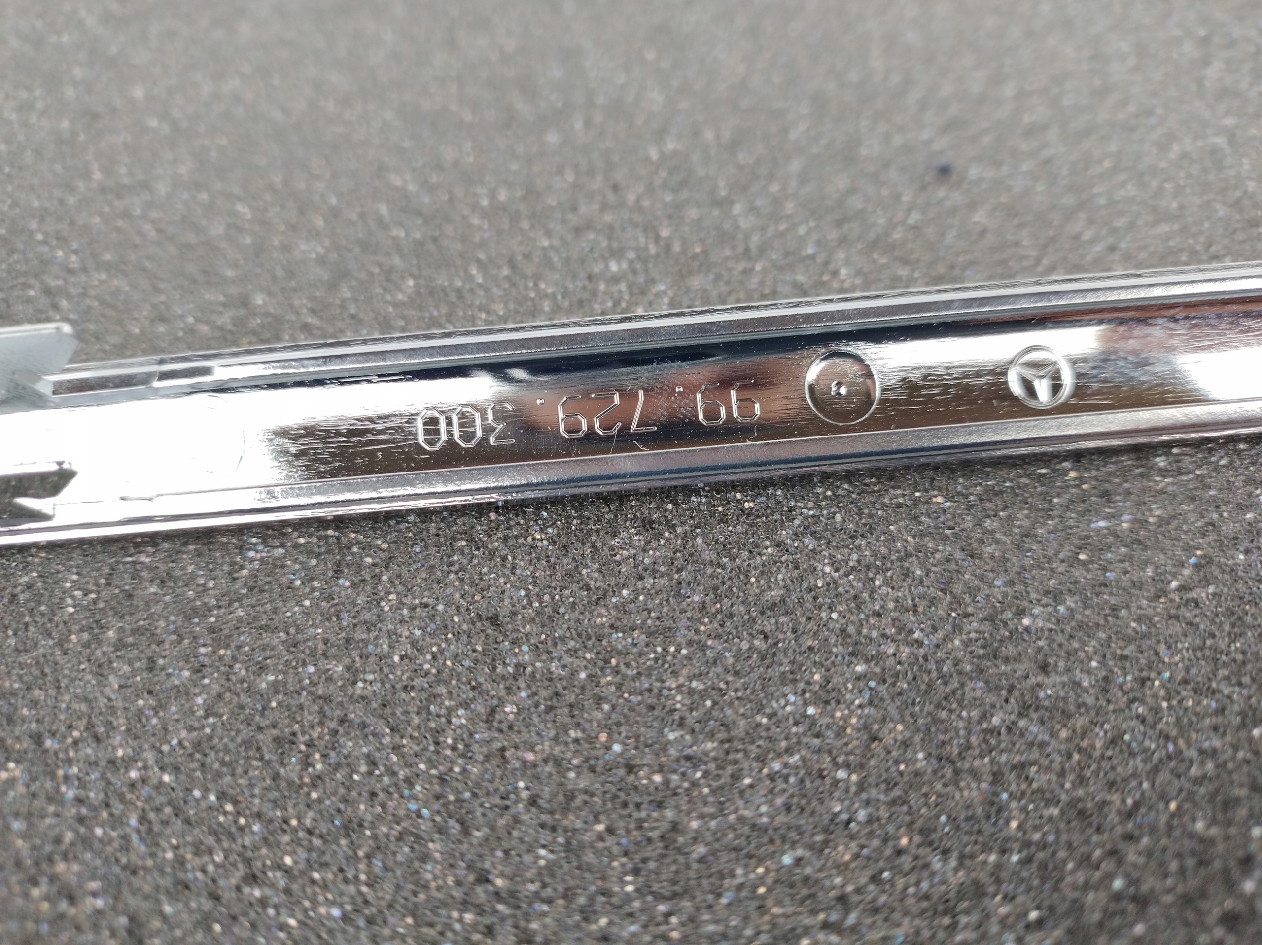 MERCEDES C-KLASA W204 left moulding grille CHROM