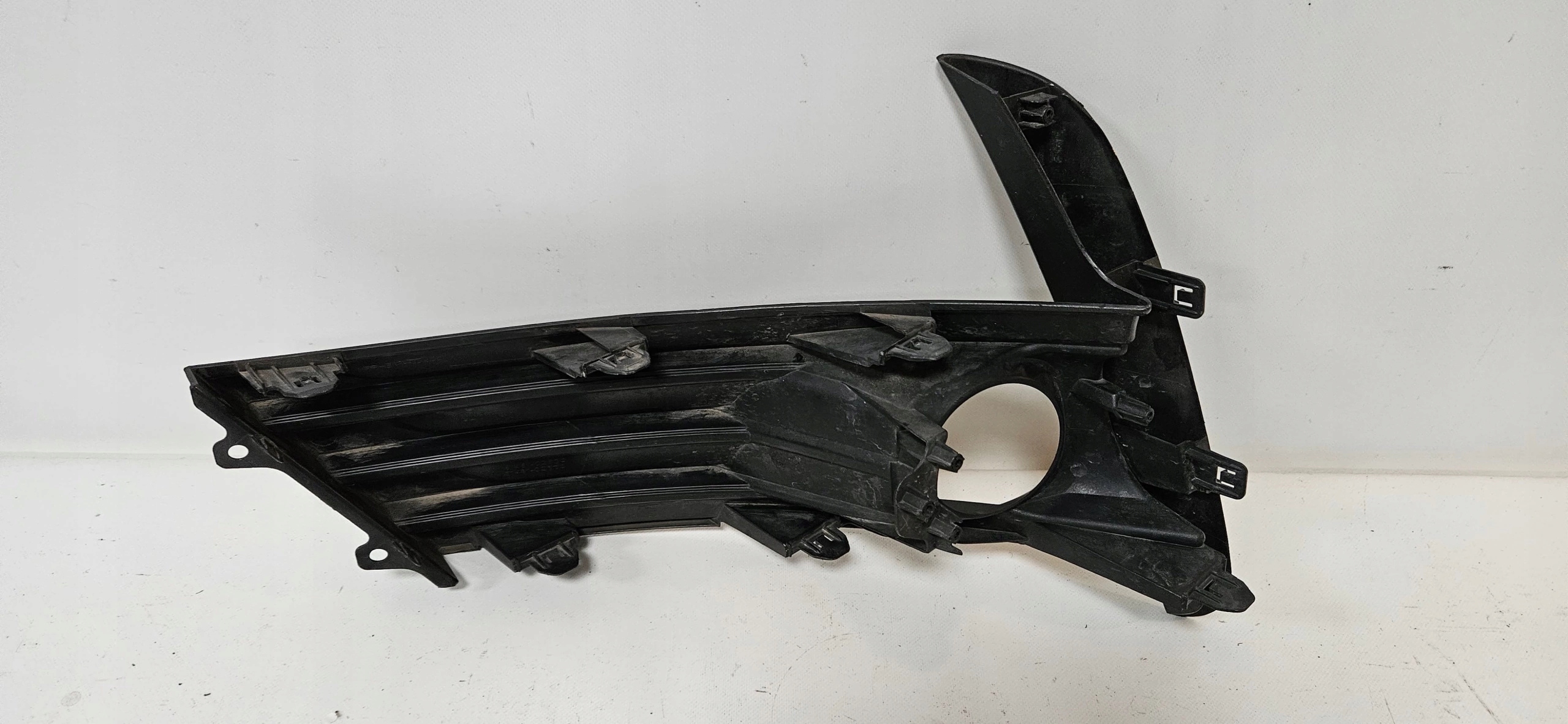 grid of a bumper right TOYOTA COROLLA E16 LIFT ORYG