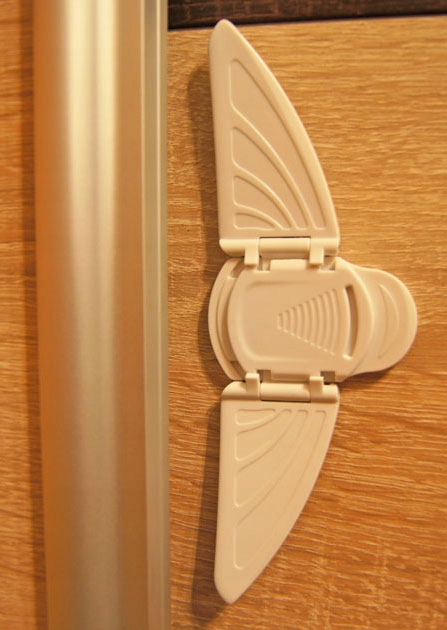 BLOKADA ZABEZPIECZENIE DRZWI PRZESUWNYCH SZAF Kolor biel