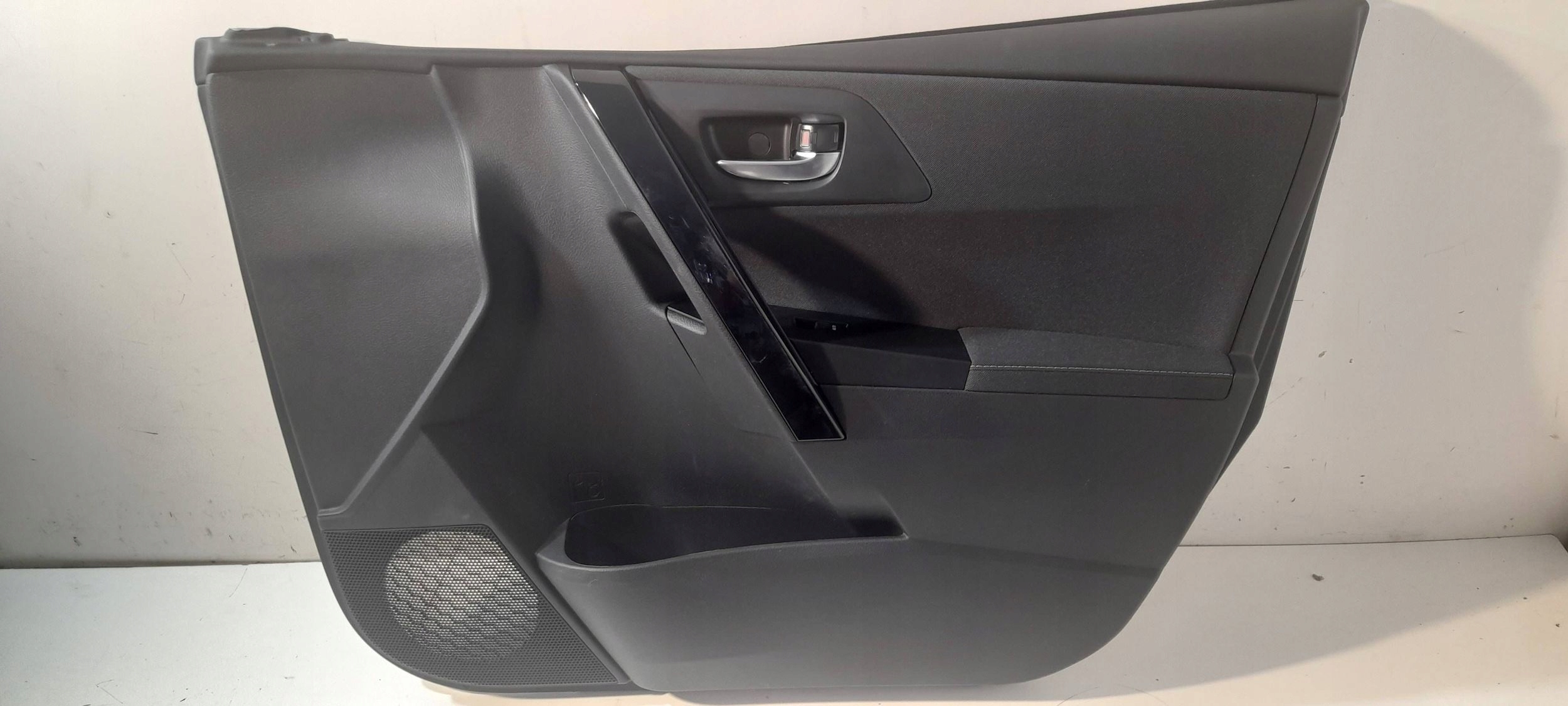 Toyota Auris E18 side door przednich prawych 677702300 (E133)