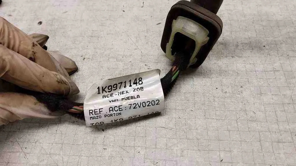 провода свечей vw Golf V (1K1) 1J0973704 2.0бензин 147kW 2005