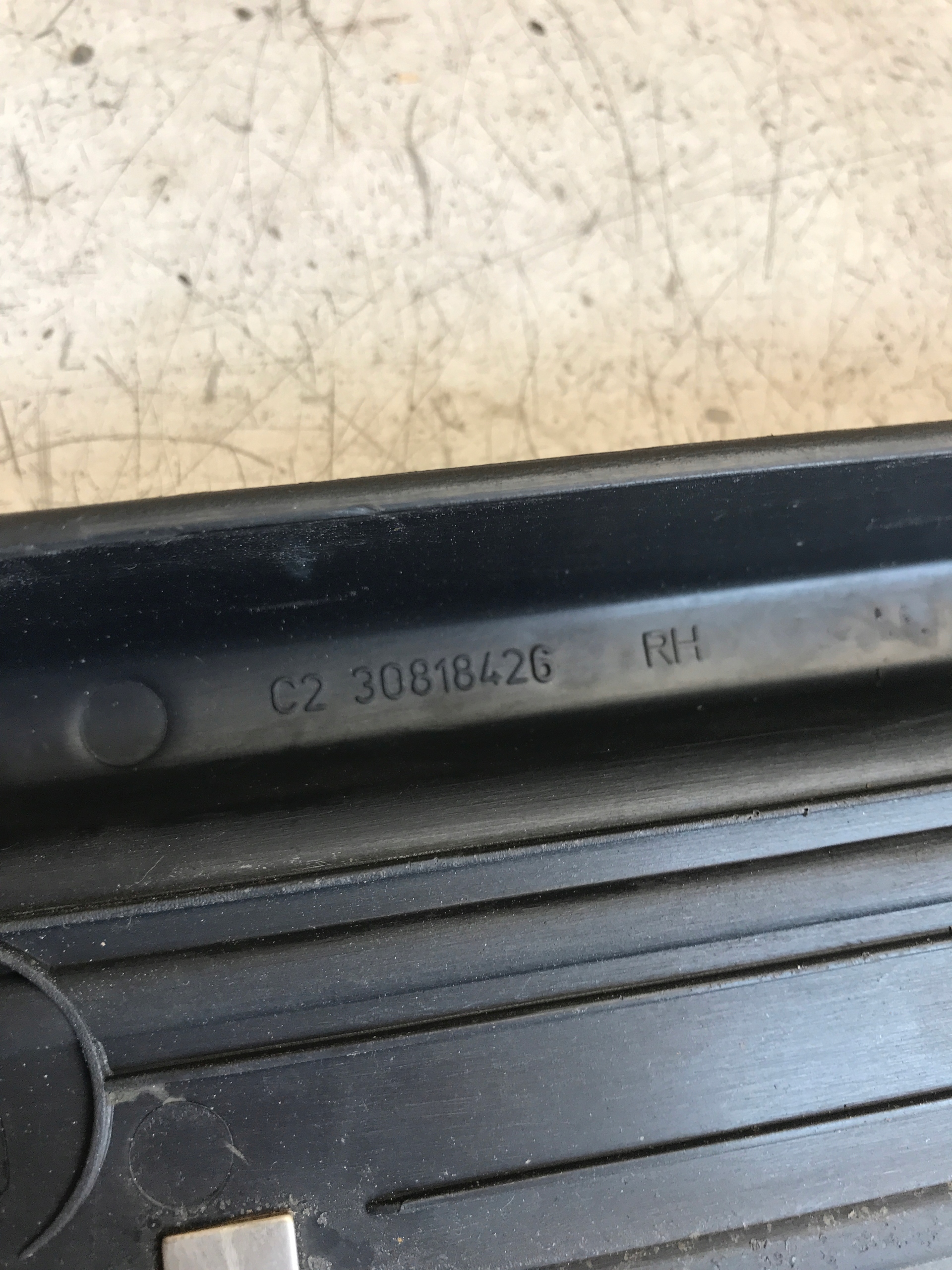 moulding cap of the threshold right front VOLVO V40