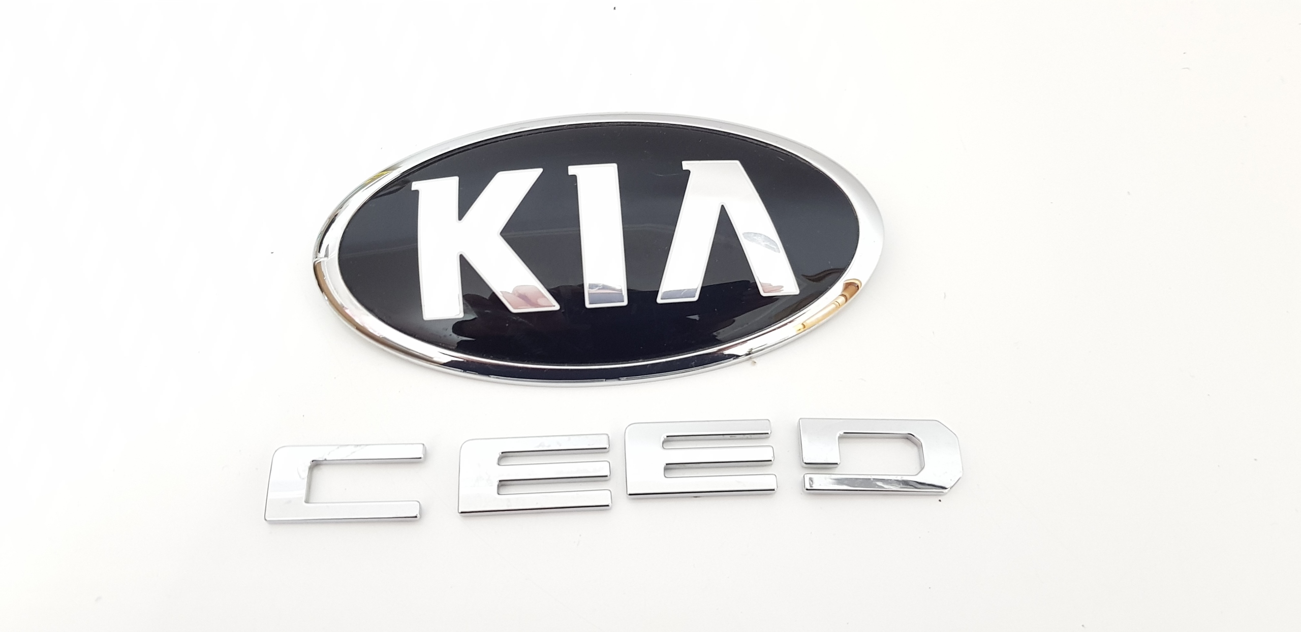 KIA CEED УНІВЕРСАЛ 2018-2021 86320-1W250 ЕМБЛЕМА ЗЗАДУ