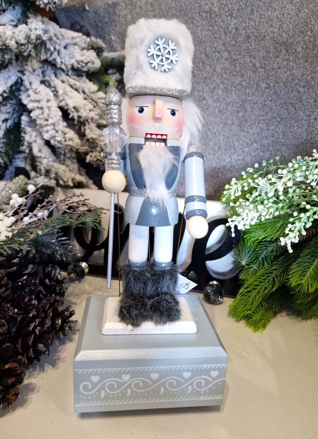 FIGURKA DZIADEK DO ORZECHÓW pozytywka - szary Marka Decoris