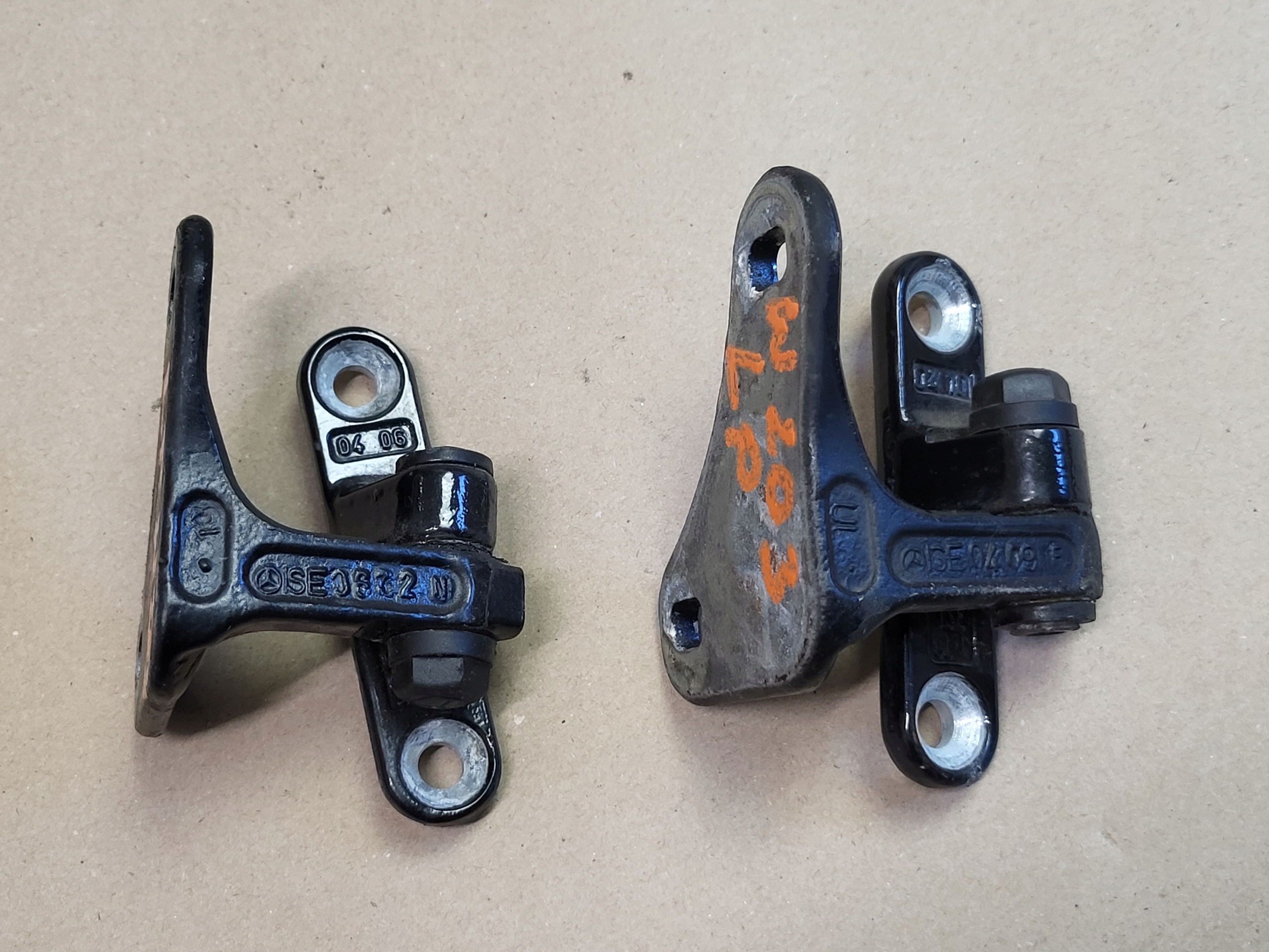 hinge door left front GORA DOL MERCEDES C W203 SE0409F OE EU
